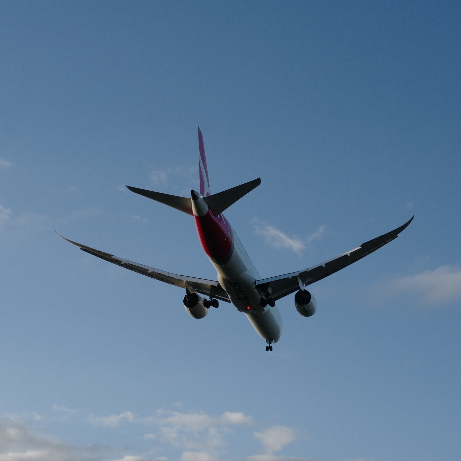 15-Hour Qantas Flight Takes Passengers From Perth to Perth Amid Mideast Closures