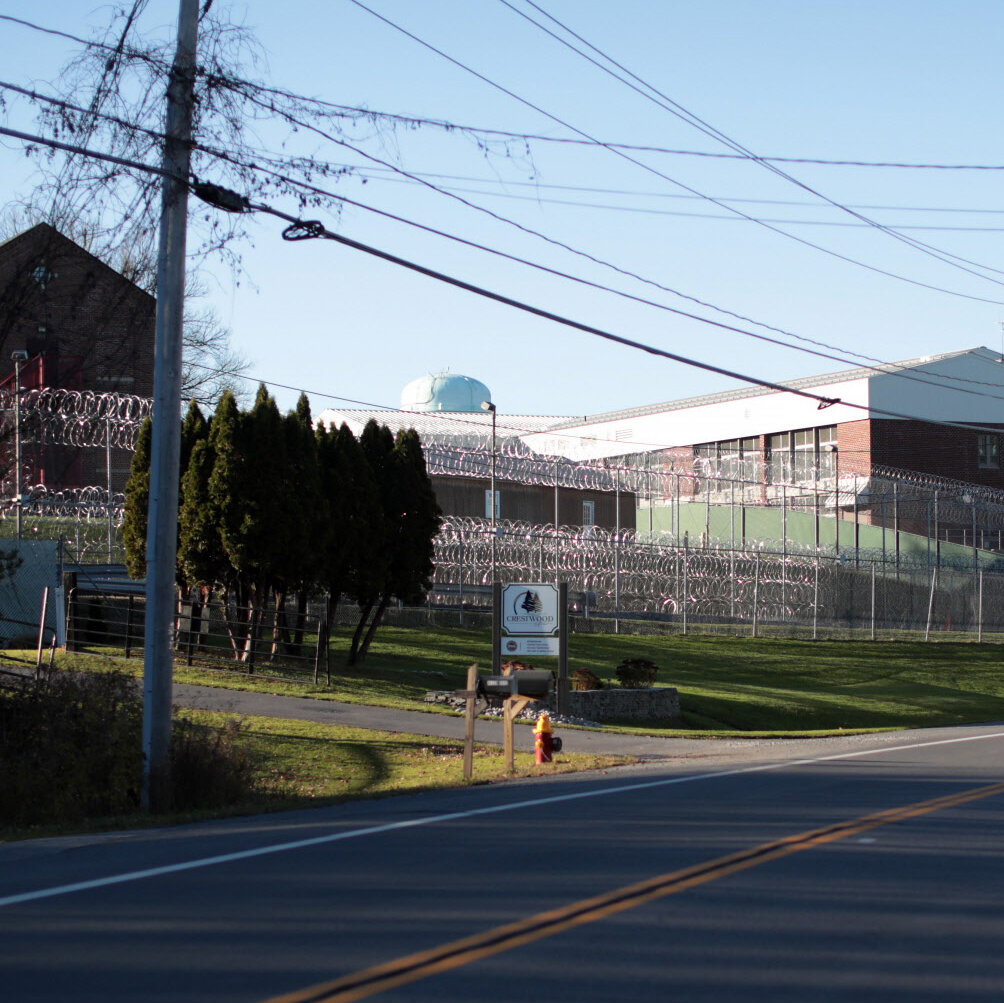 15 N.Y. Prison Workers Placed on Leave as Inmate’s Death Is Investigated
