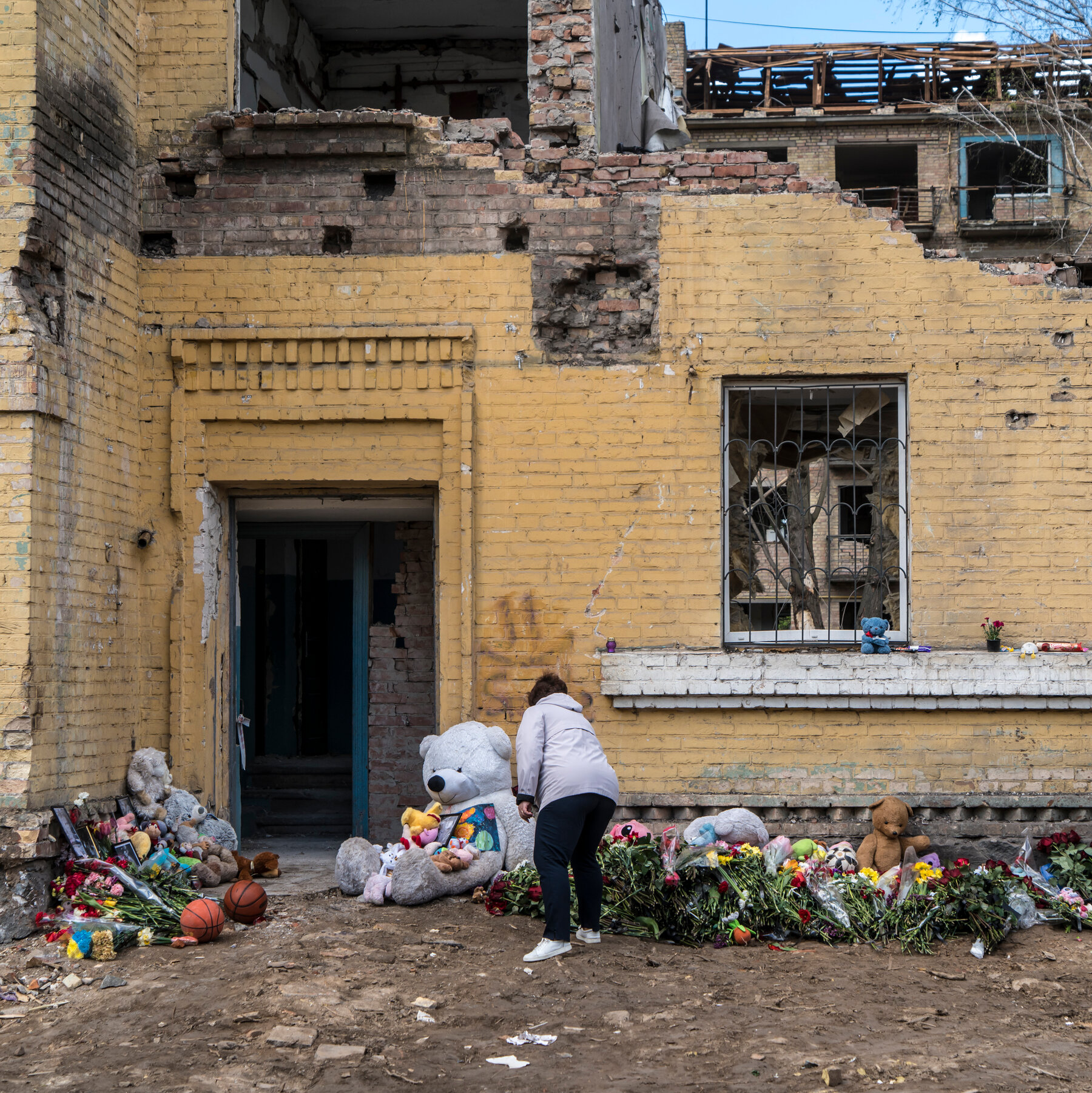 A Russian Missile Blew Apart These Kyiv Apartments, and a Decades-Old Community