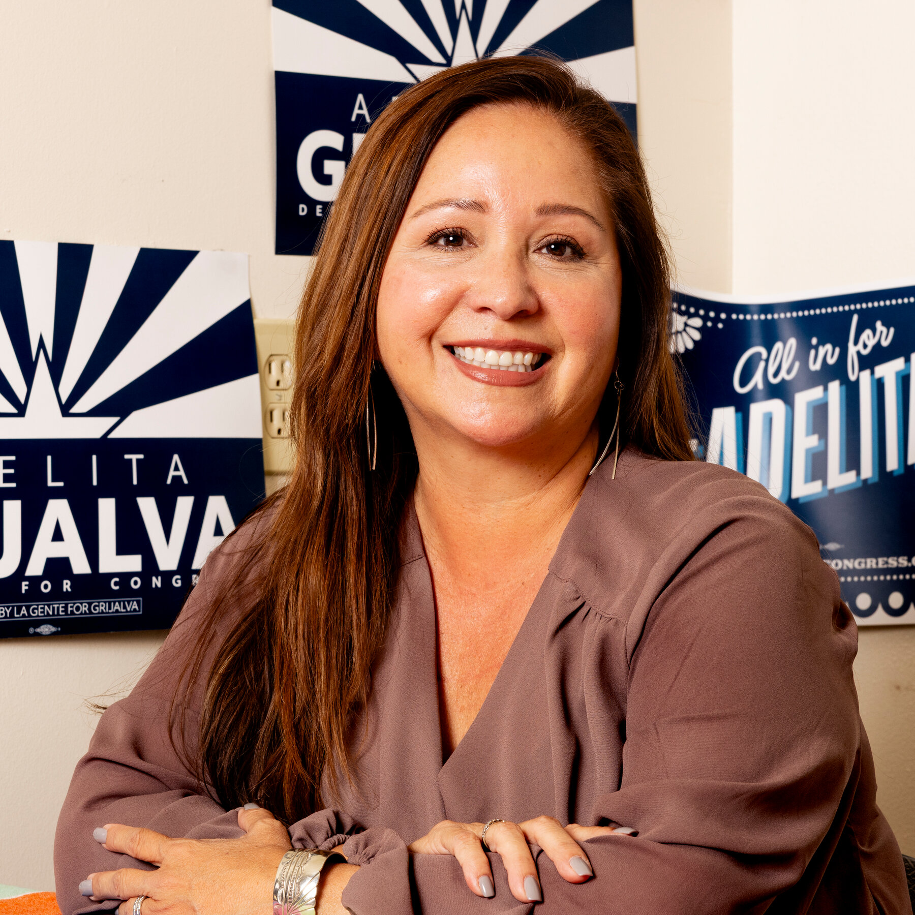 A Scion of Democratic Politics Defeats the Upstarts in an Arizona Primary