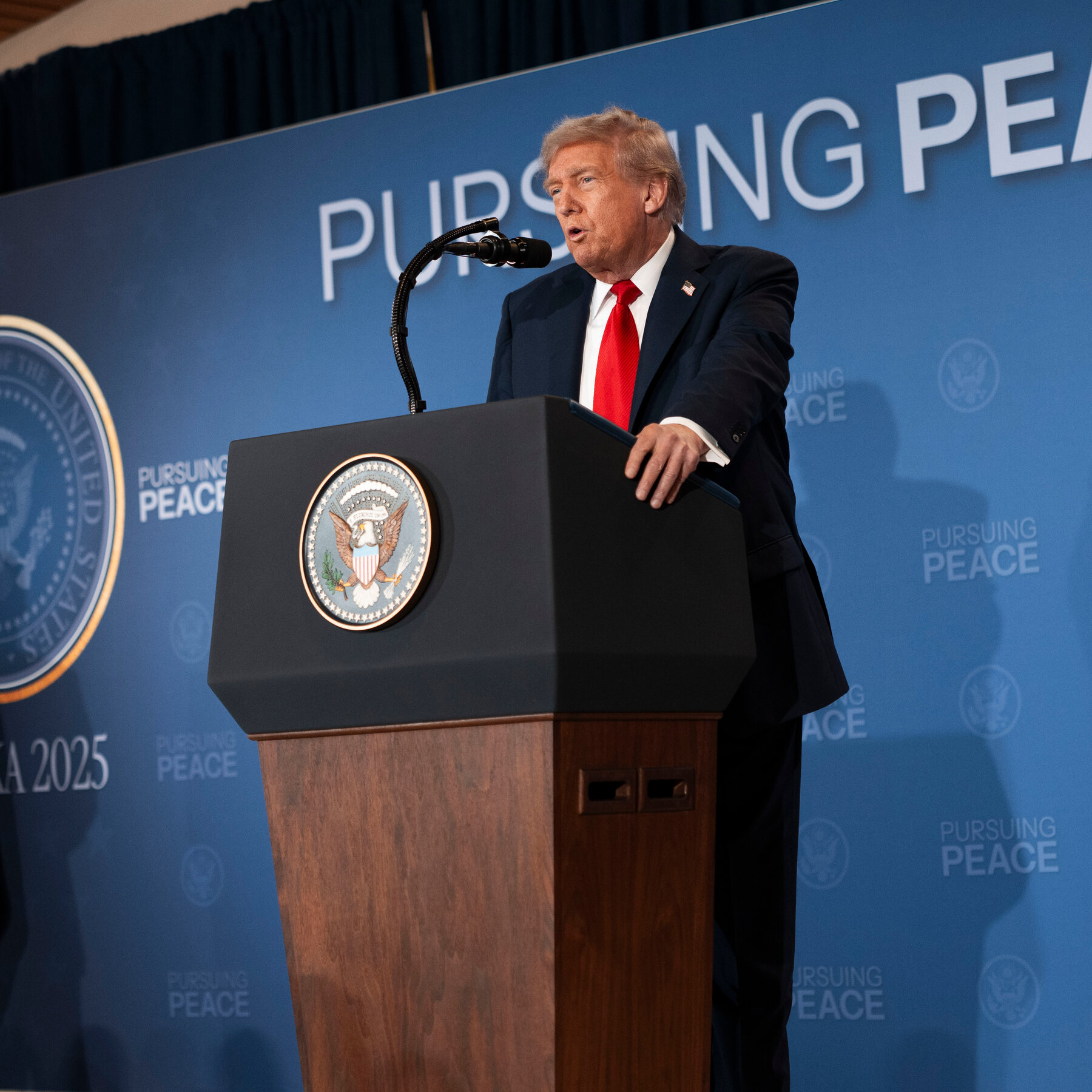 After Meeting Putin, Trump Reverts to Land Swaps for Peace in Ukraine