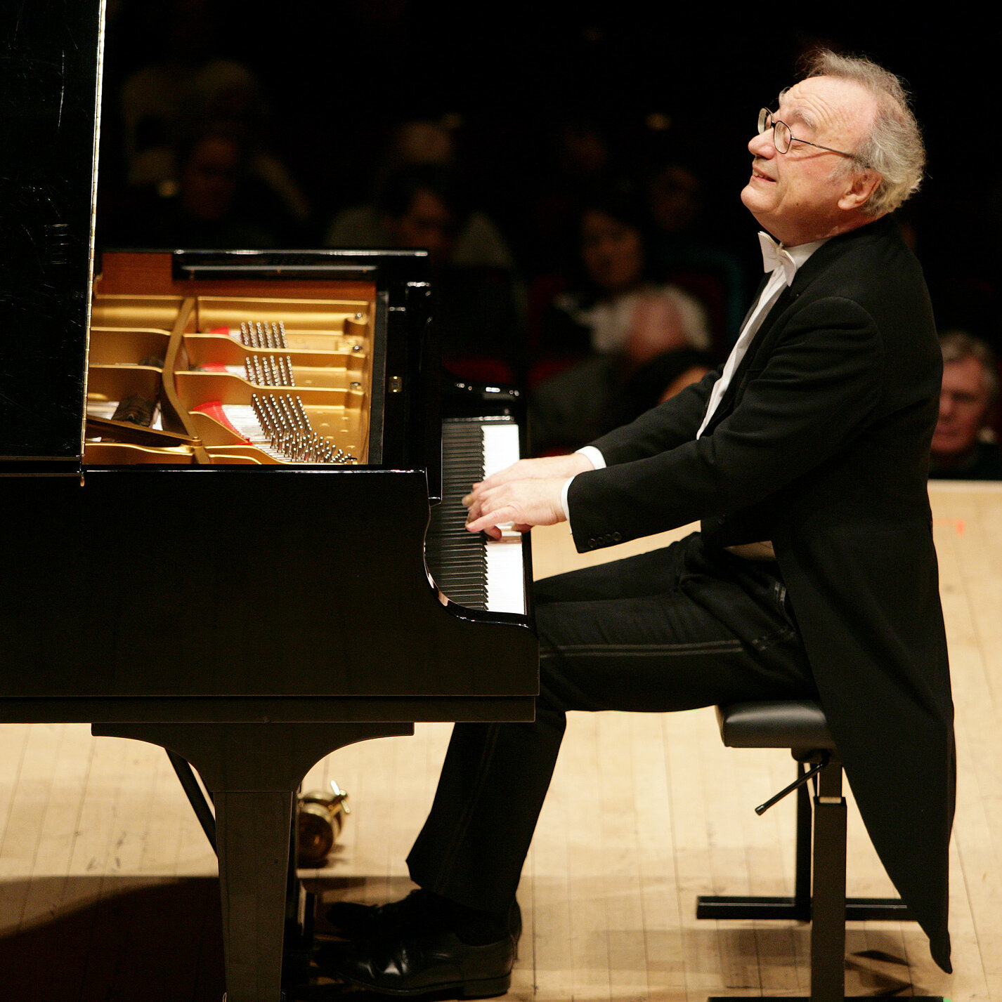 Alfred Brendel, Bravura Pianist Who Forged a Singular Path, Dies at 94
