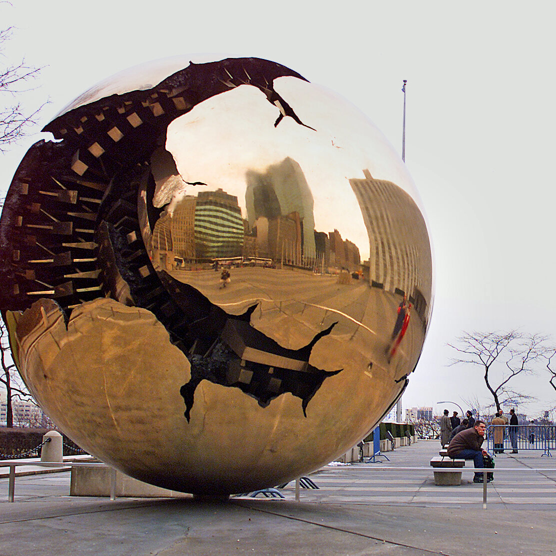 Arnaldo Pomodoro, 98, Sculptor of Monumental Fractured Spheres, Dies
