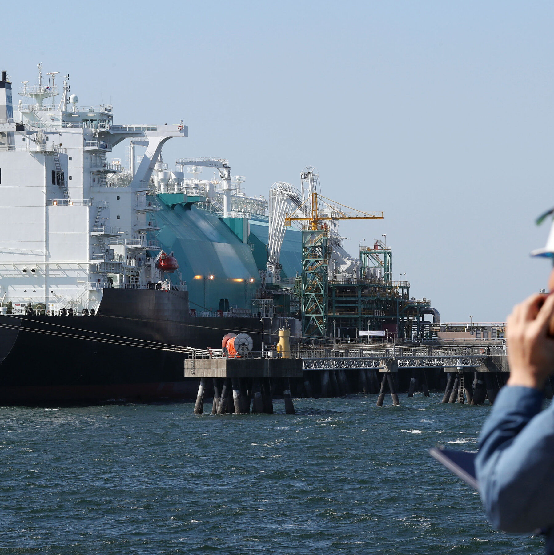 As China and U.S. Fight Over Energy, Korea Is Stuck in the Middle