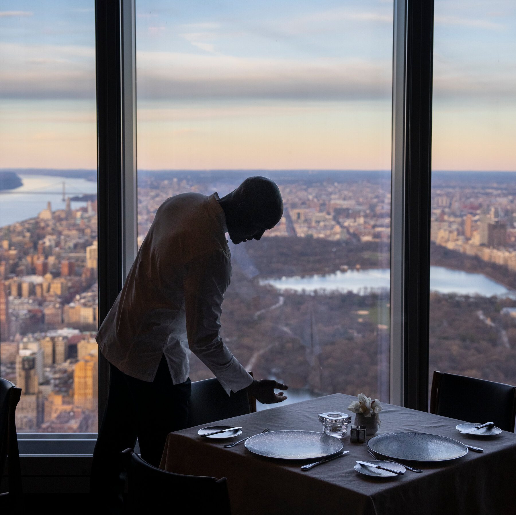 At 10 Cubed, a Restaurant on the 100th Floor, a Chef Toils in Obscurity