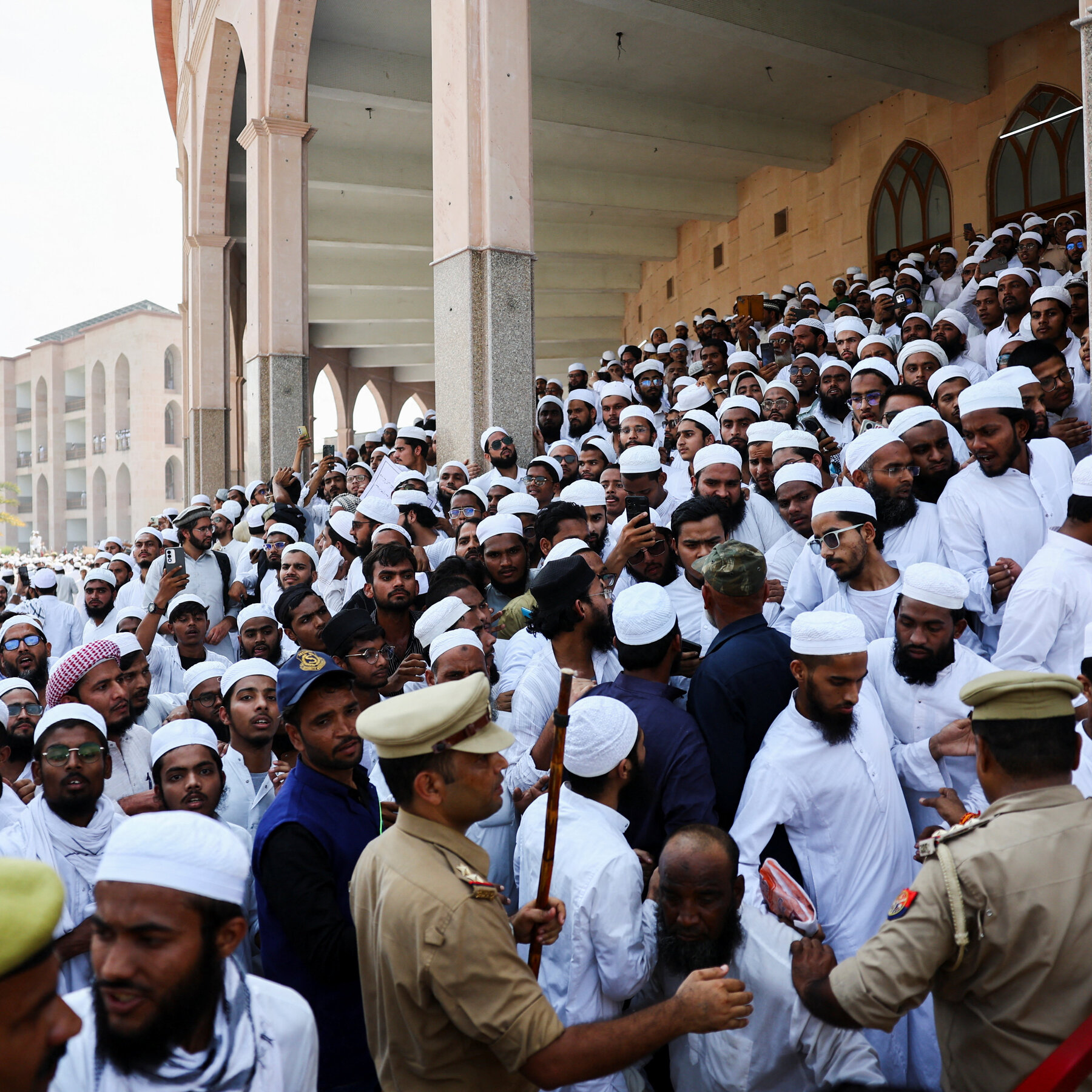 At a Shared Symbol of Jihad, the Taliban Defy Their Old Ties With Pakistan