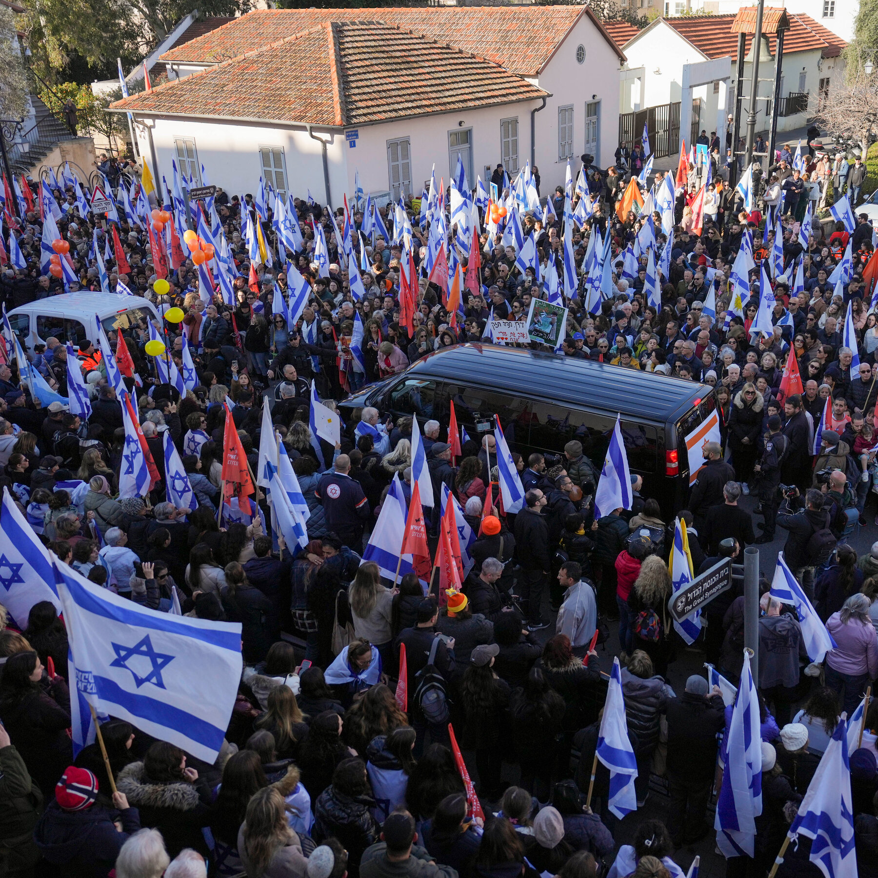 At Funeral for Shiri Bibas and Children, an Israeli Outpouring of Grief
