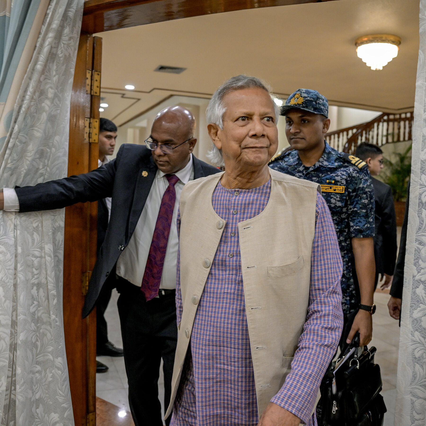 Bangladesh’s Leader Threatens to Resign Over Election Pressure