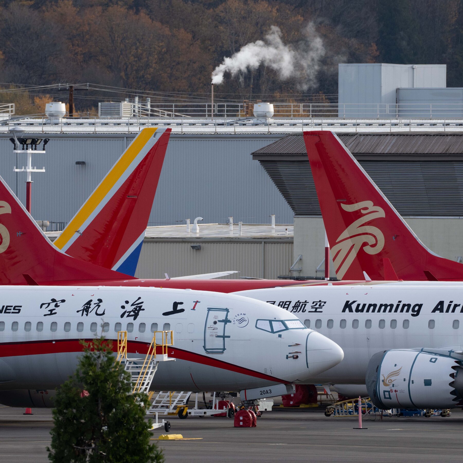 Boeing Reports Smaller Loss but Trade War Threats Loom