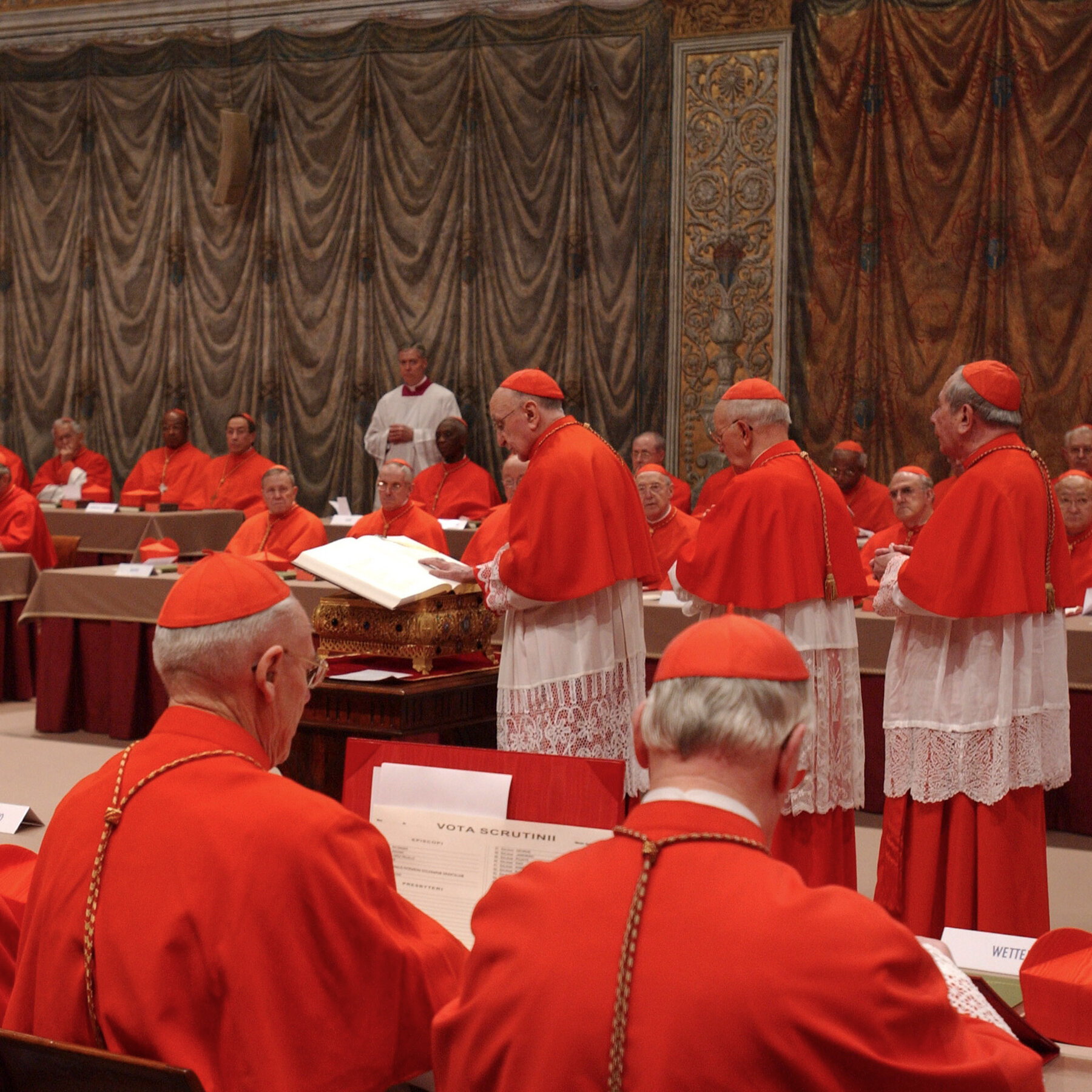 Cardinals Begin Conclave With an Oath