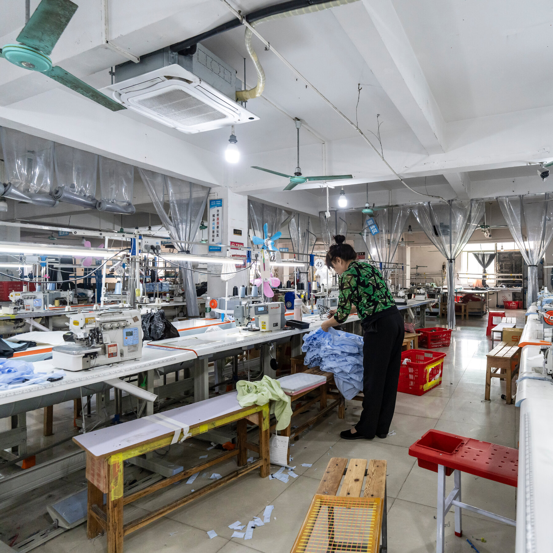 Chinese Factories Slow in Early Sign of Trade War’s Toll
