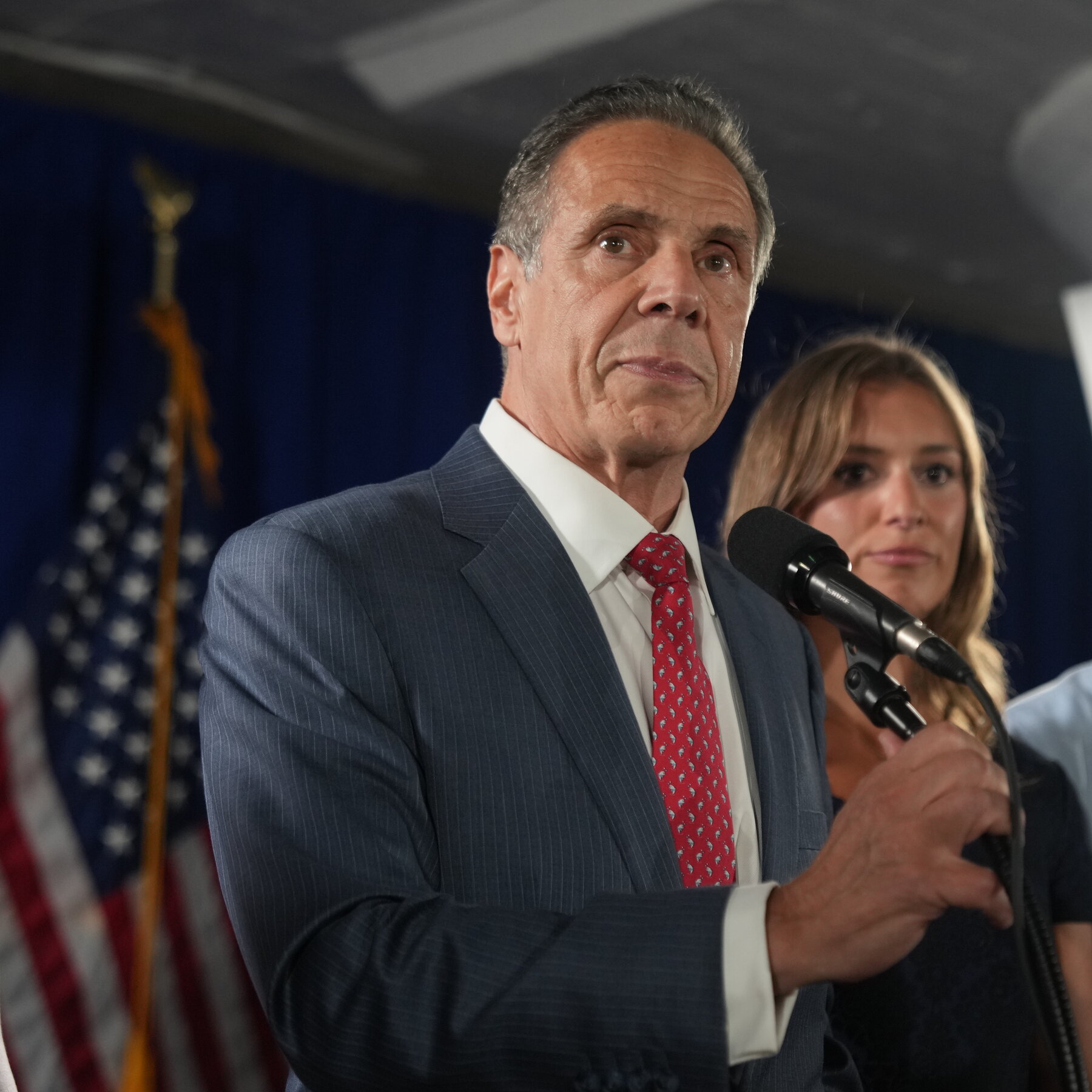 Cuomo, Chastened, Will Reassess Plans to Run as an Independent