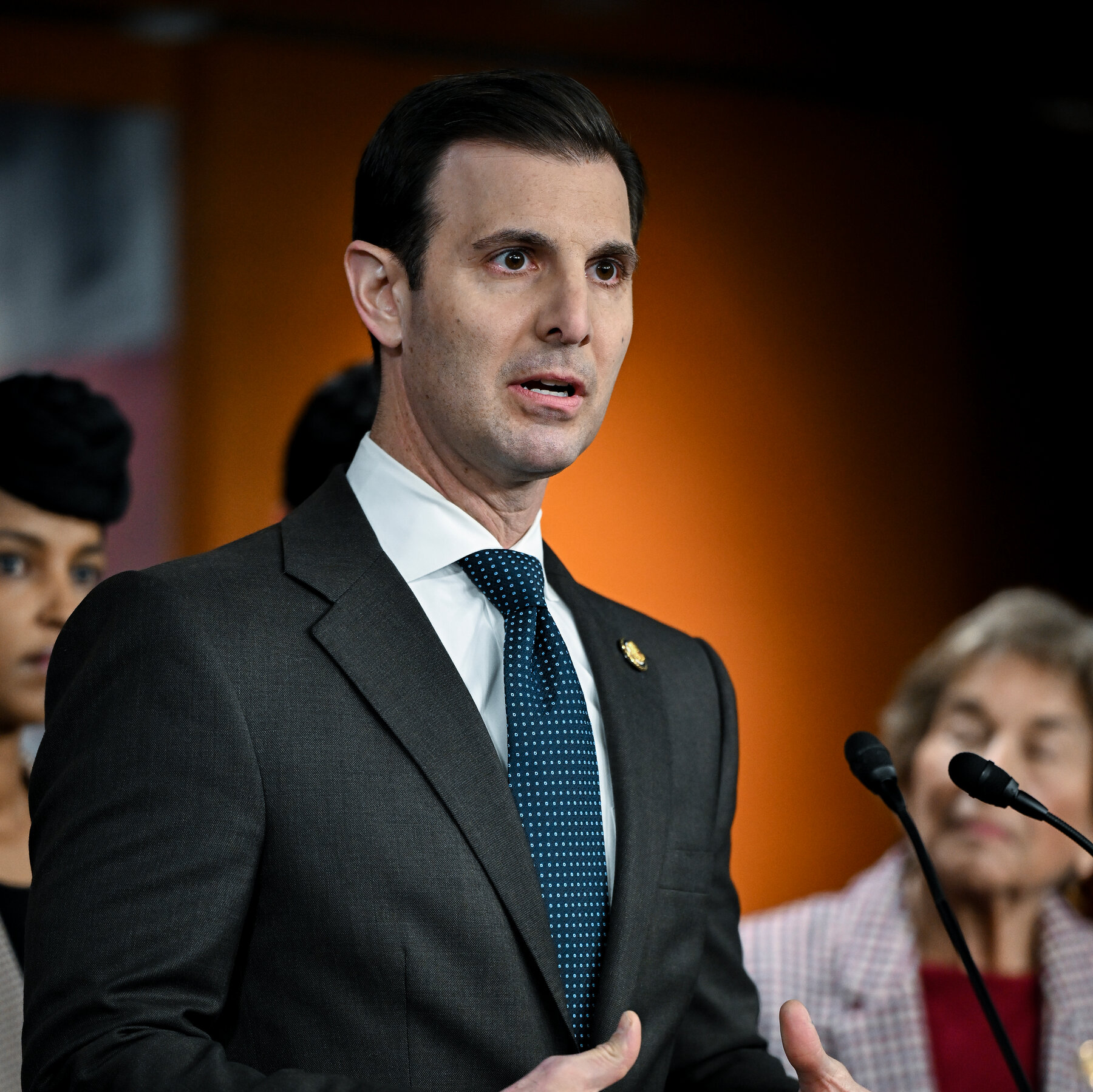 Declaring Their Party ‘Spineless,’ Democrats Try an Economic Populist Pitch