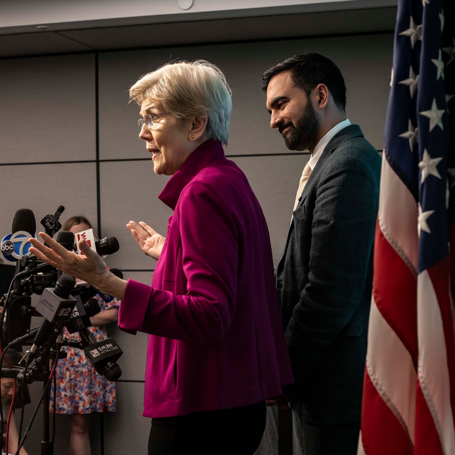 Elizabeth Warren, Campaigning for Mamdani, Scorns Cuomo and Billionaires