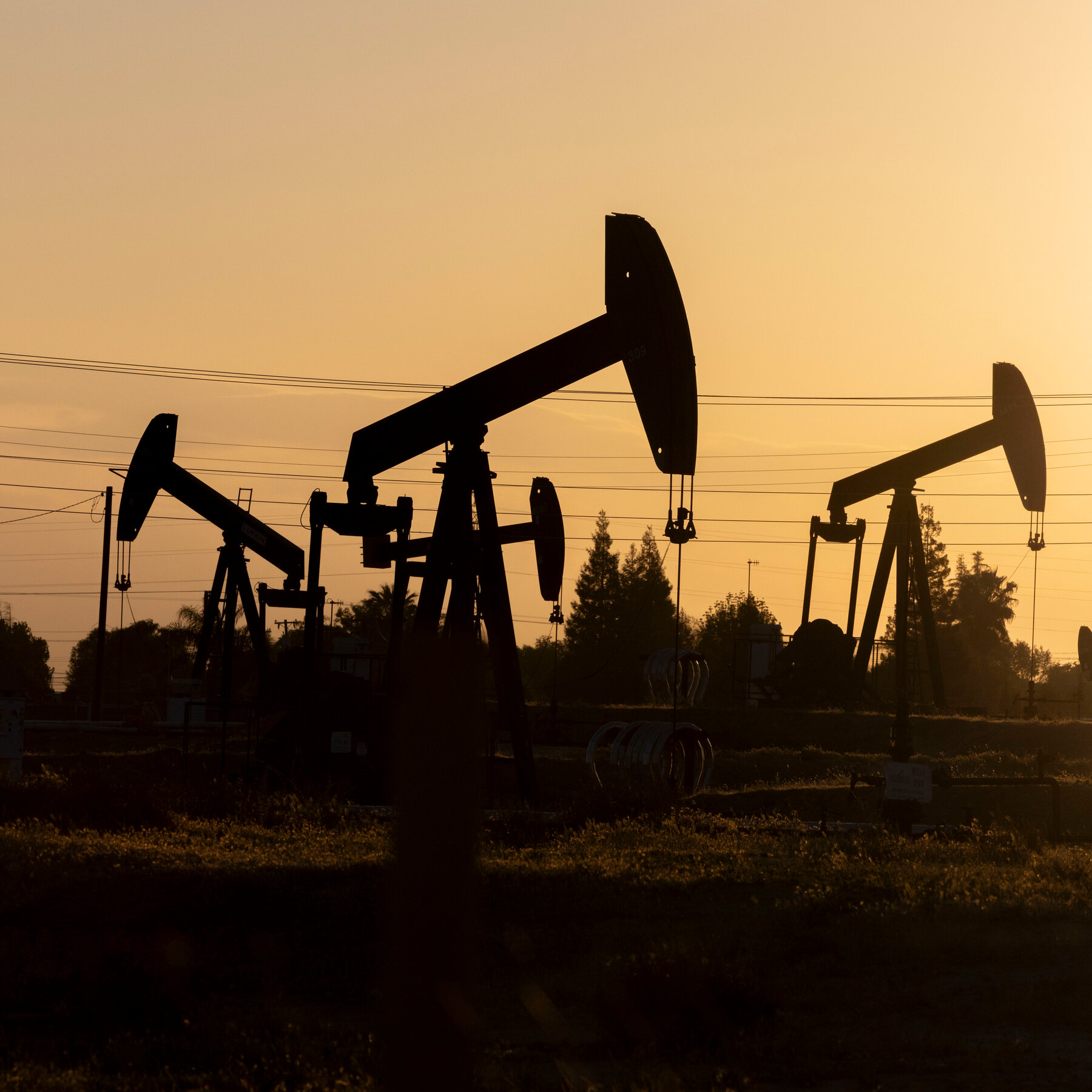 Exxon’s and Chevron’s Profits Fall as Oil Prices Stay Low