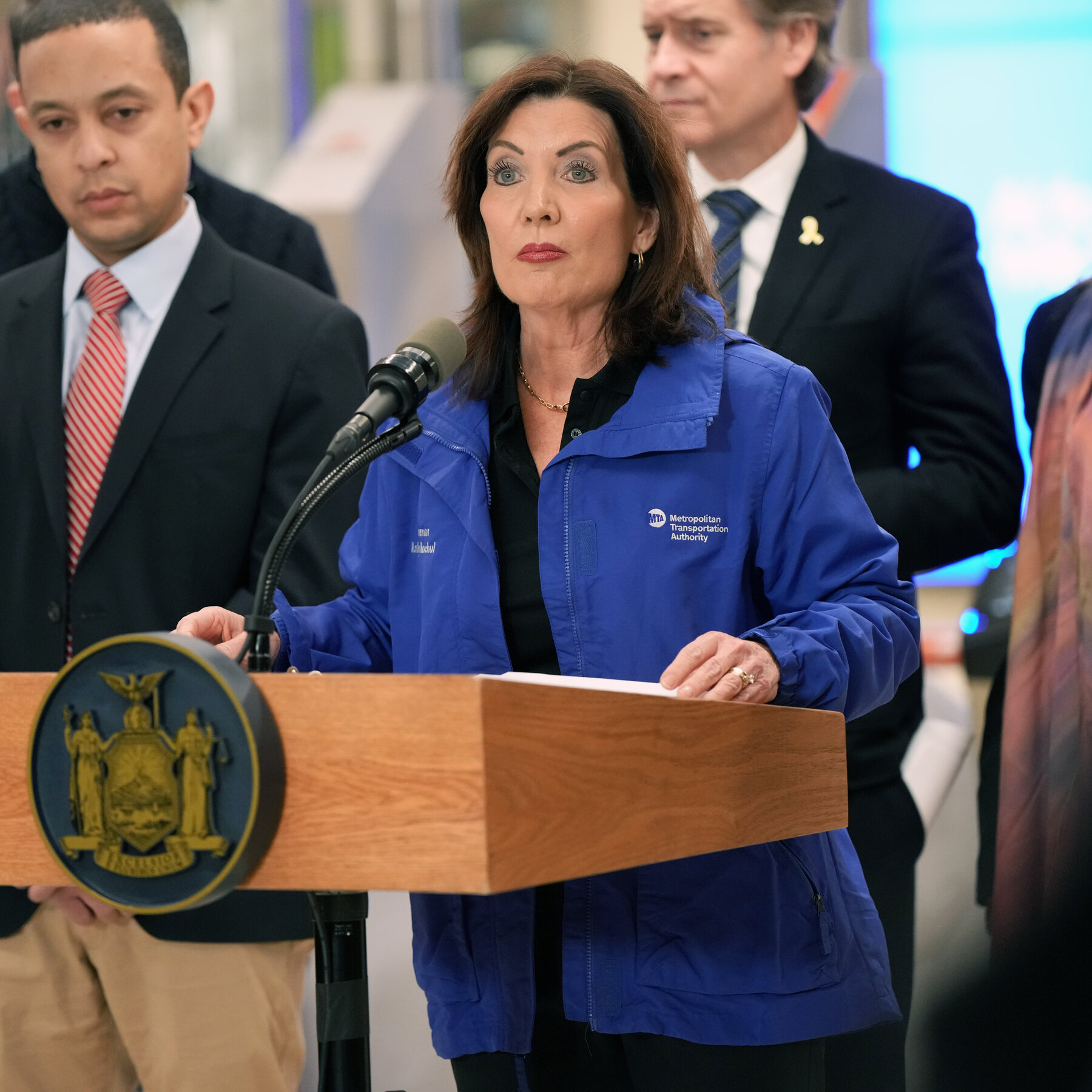 Facing Trump’s Threats, New York’s Governor Adopts a ‘Rambo’ Attitude