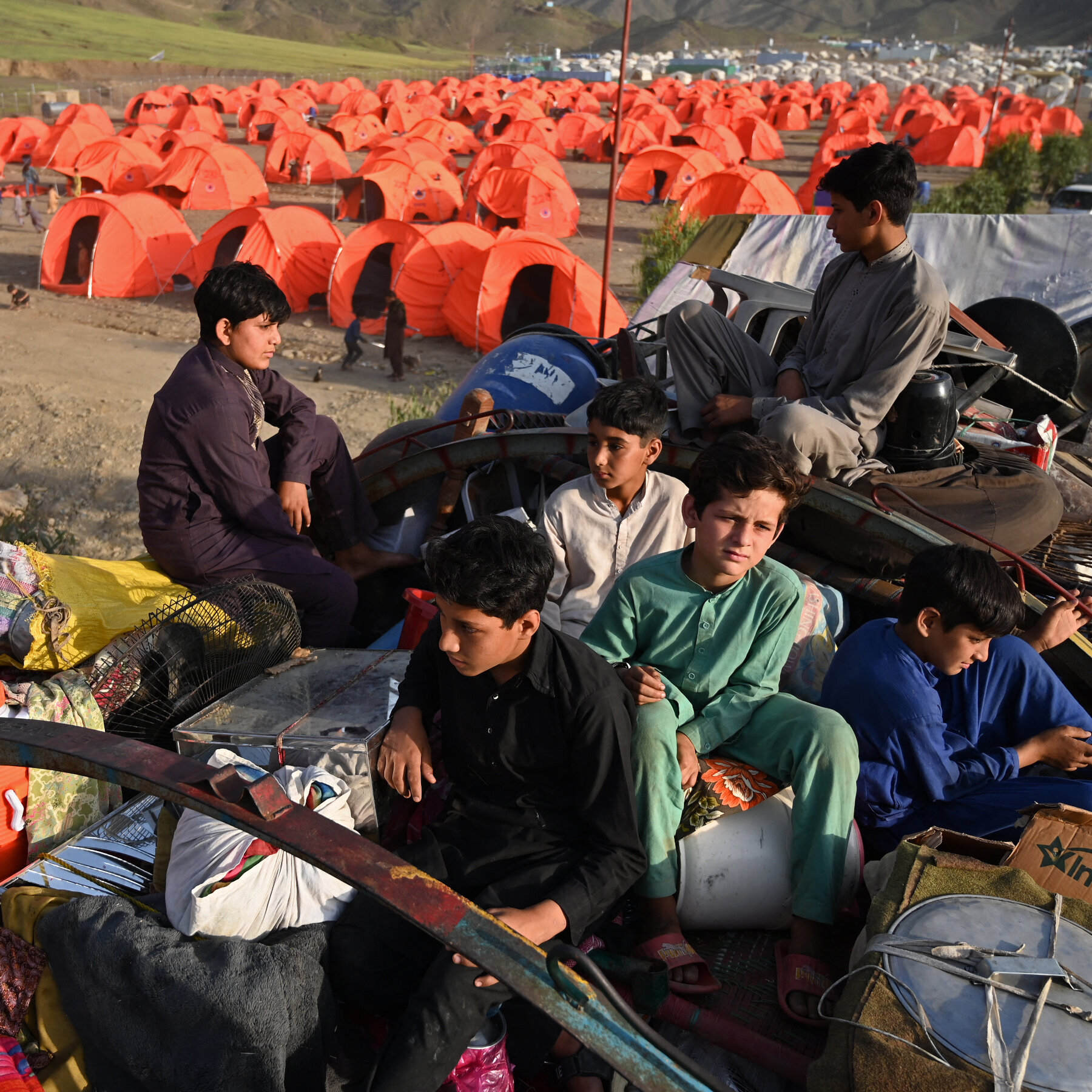 Families Are Split as Pakistan Deports Thousands of Afghan Refugees