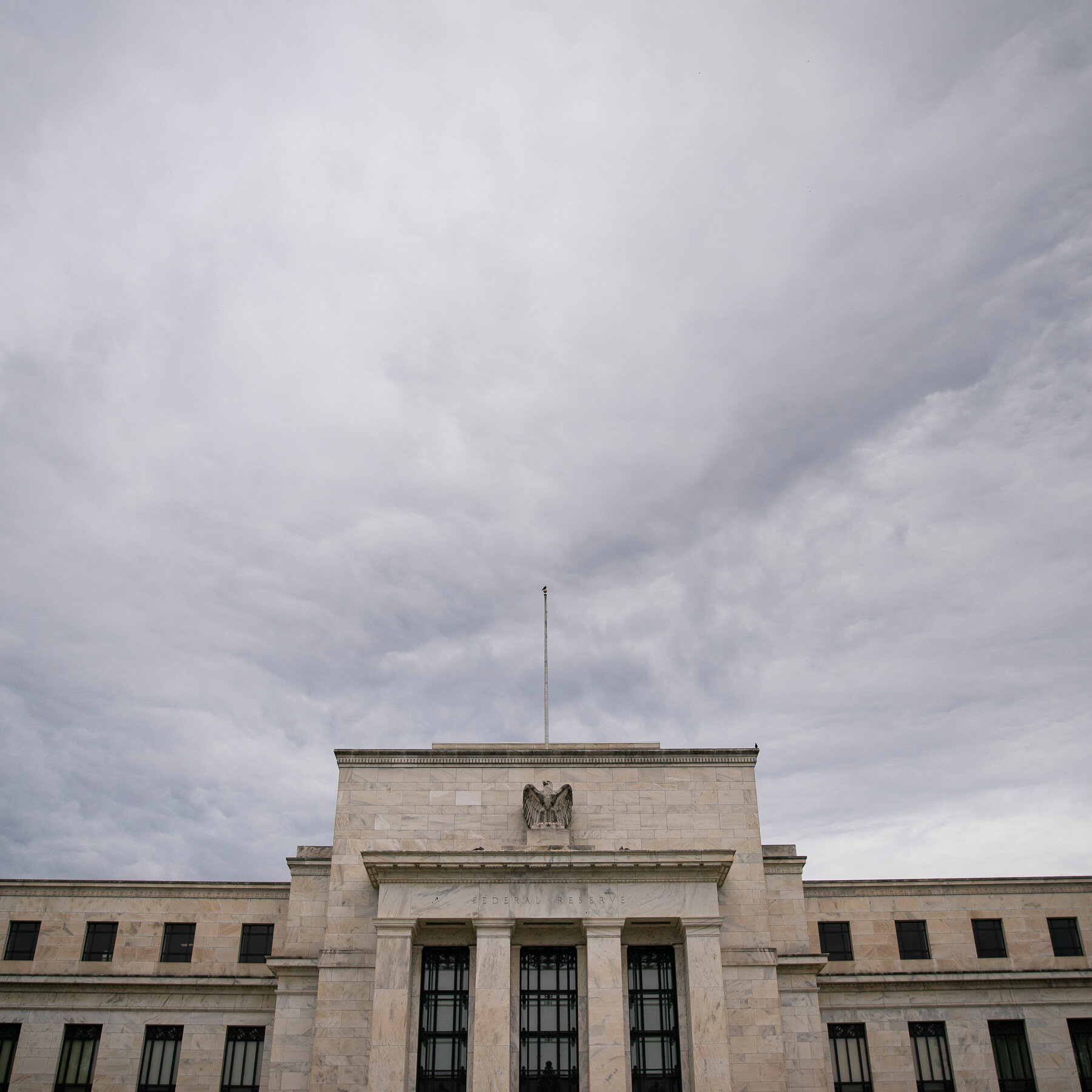 Fed Officials Split Over How to Read Economic Signals