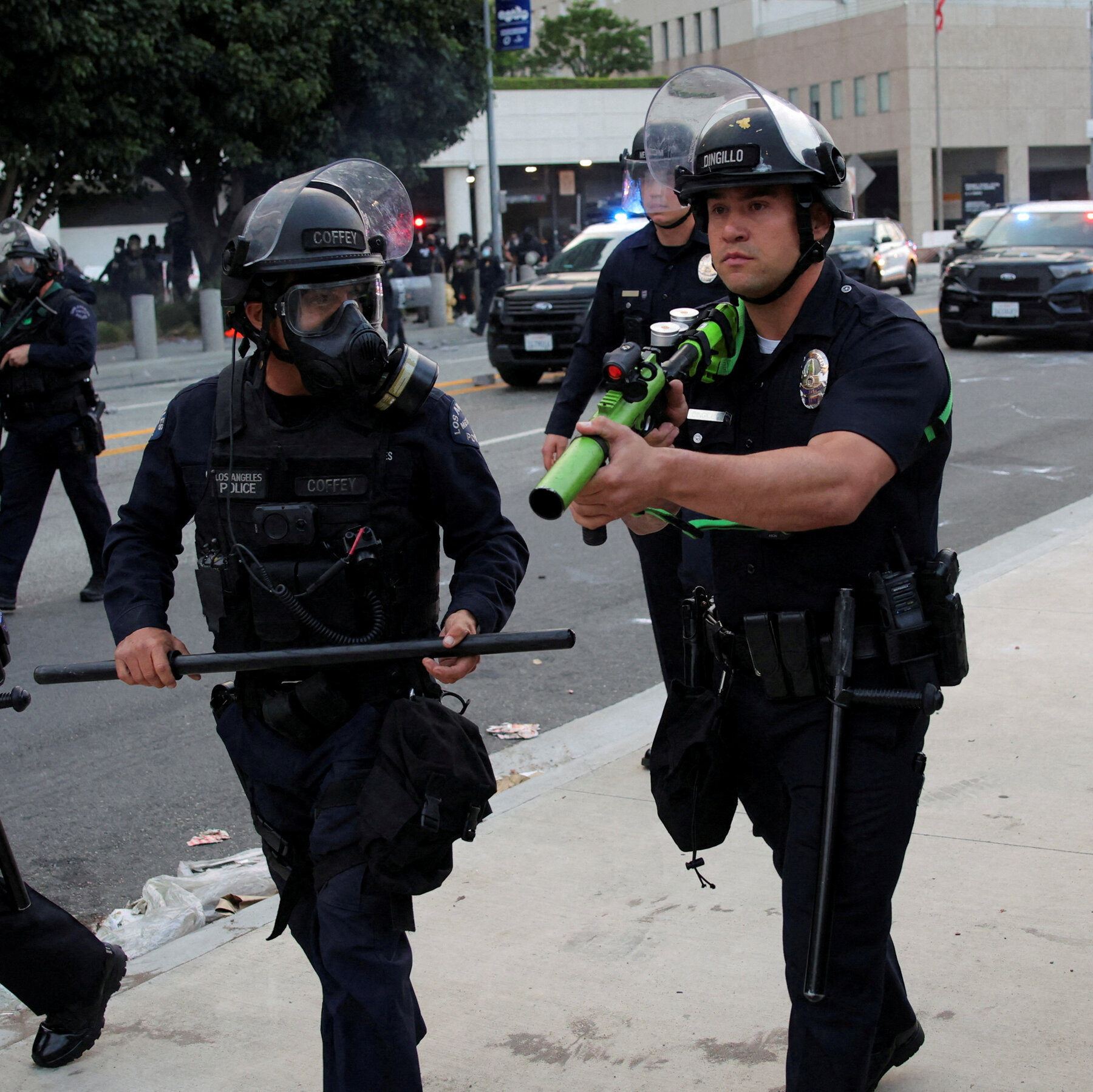 Federal officials accuse the Los Angeles police of a slow response.