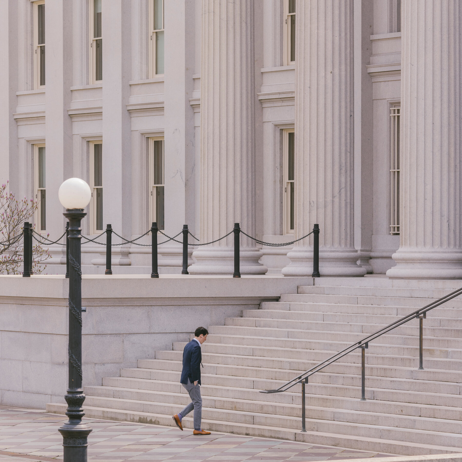 Federal Workers Walk Into Chaos Amid Return to Office