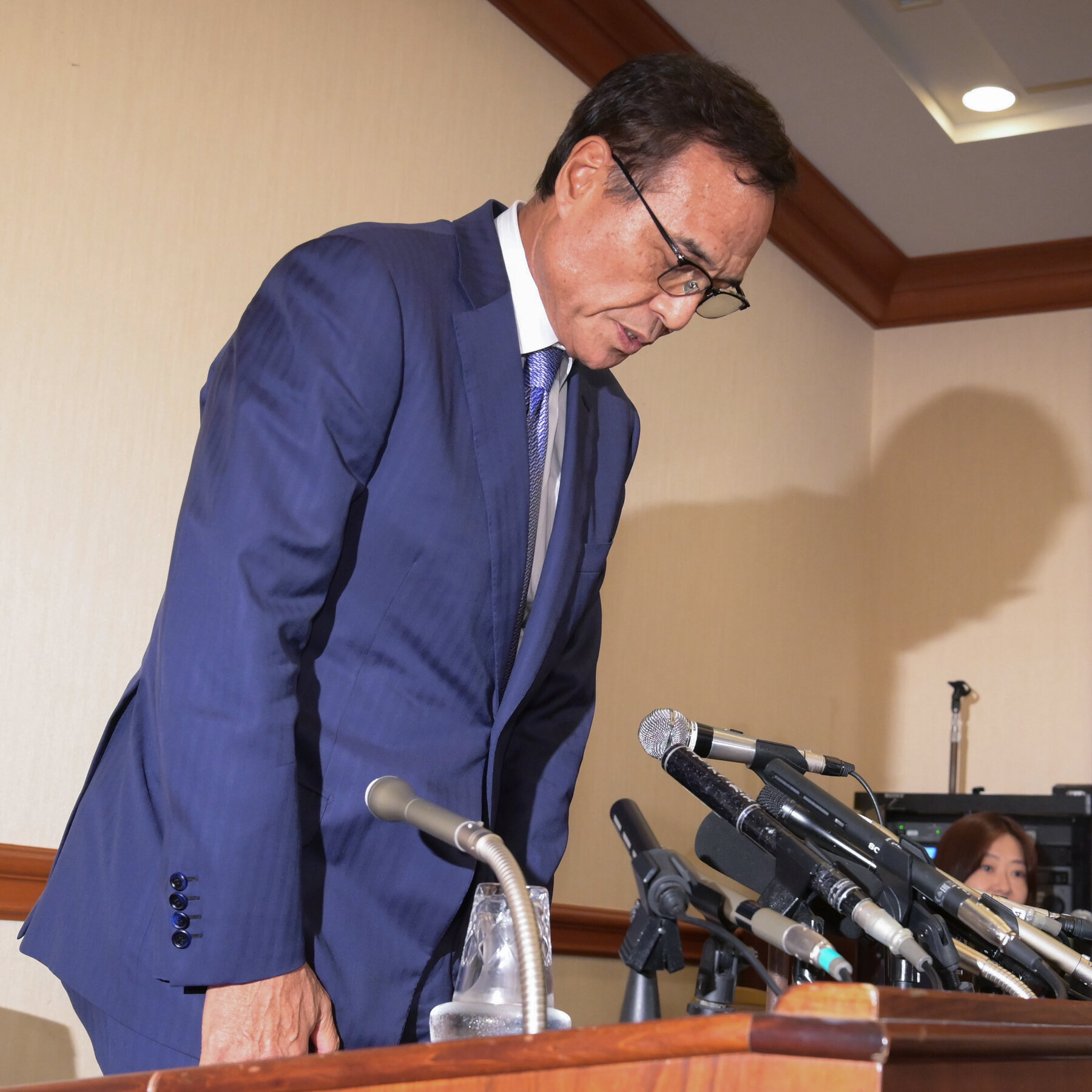 Former Suntory Boss Says He Used CBD Supplements for Jet Lag