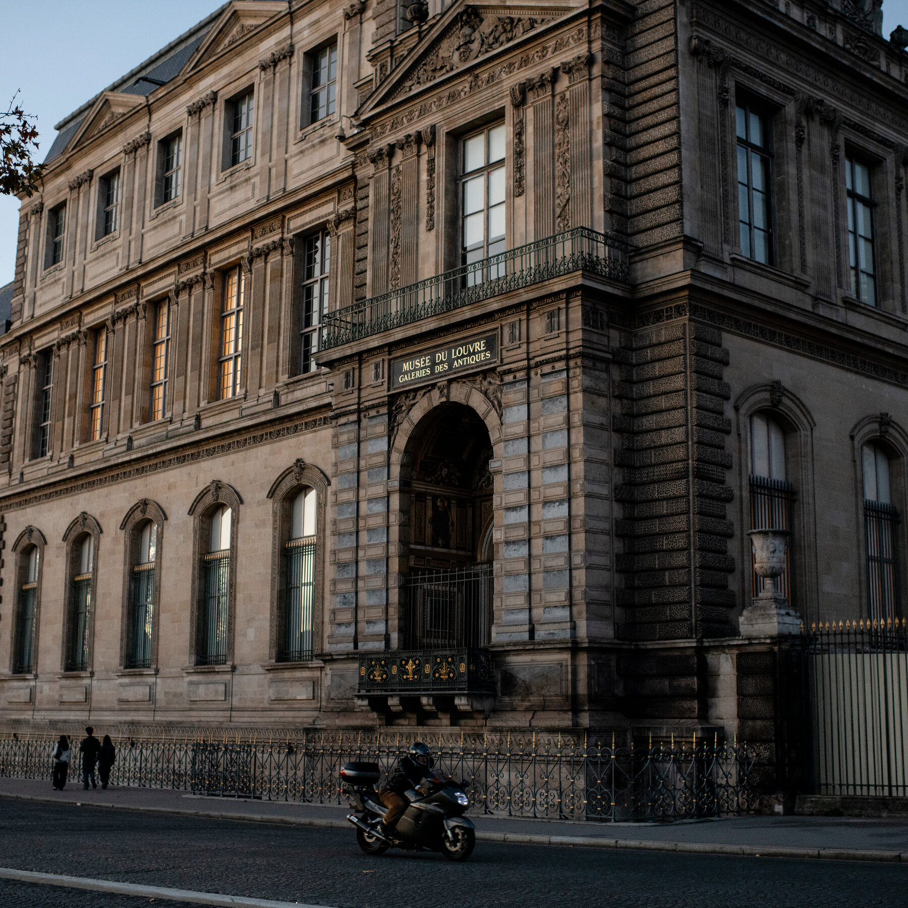 Four More Arrested in Connection With Louvre Heist