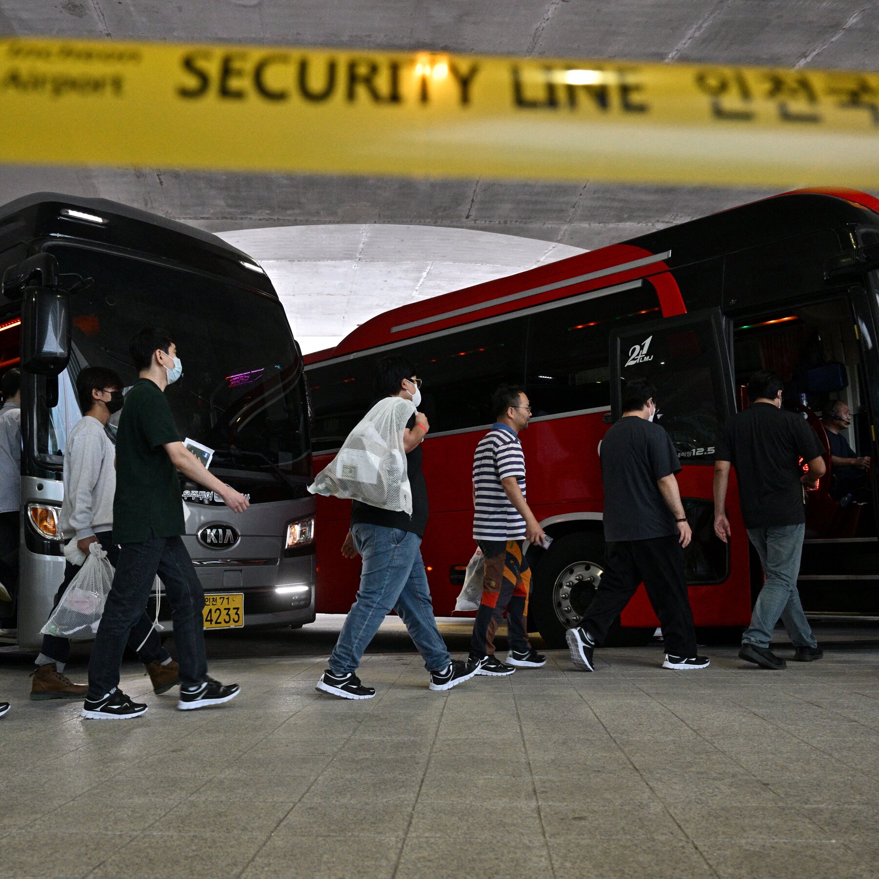 Freed South Korean Workers Return From the U.S. to Tearful Cheers