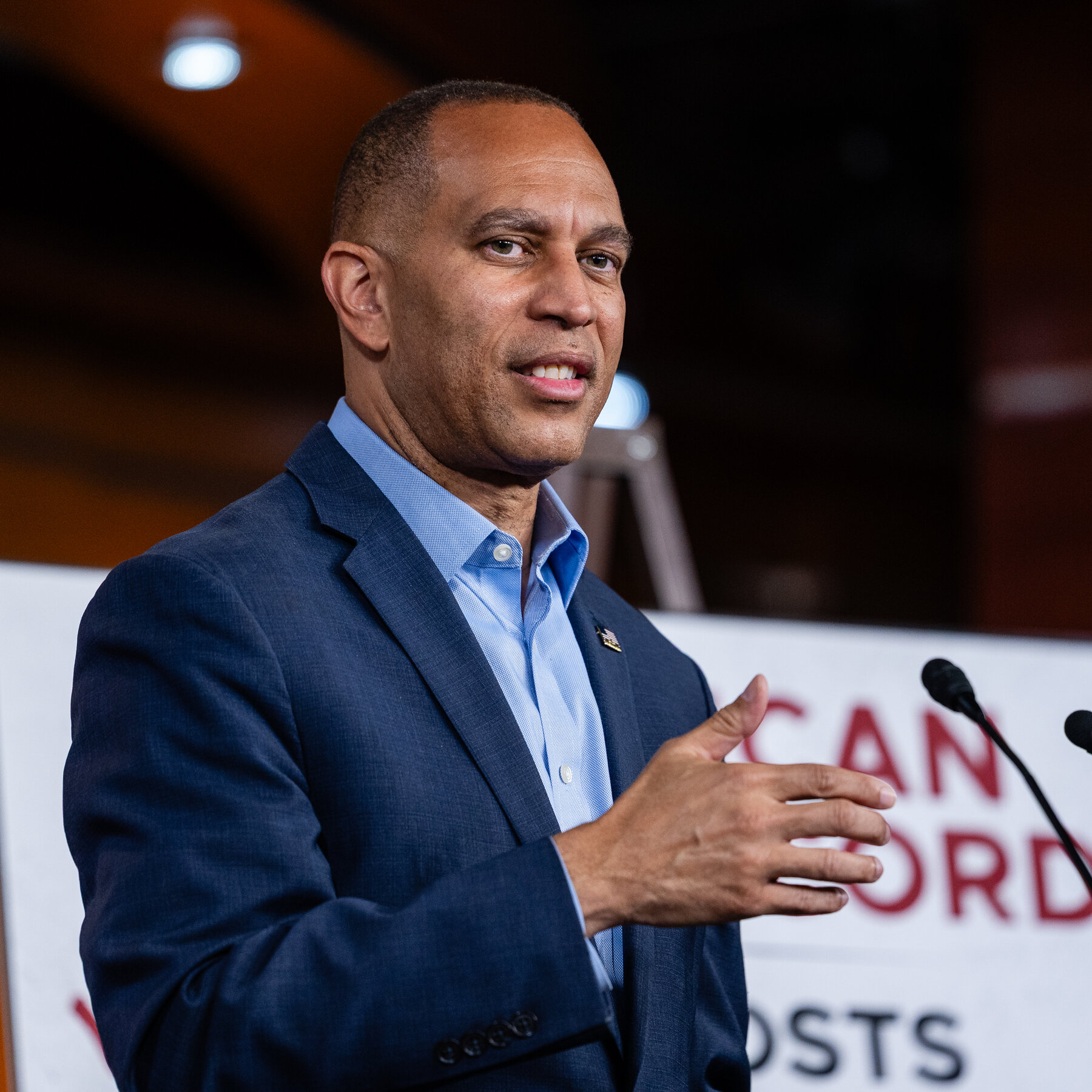 Hakeem Jeffries Gives Mamdani Last-Minute Endorsement for N.Y.C. Mayor