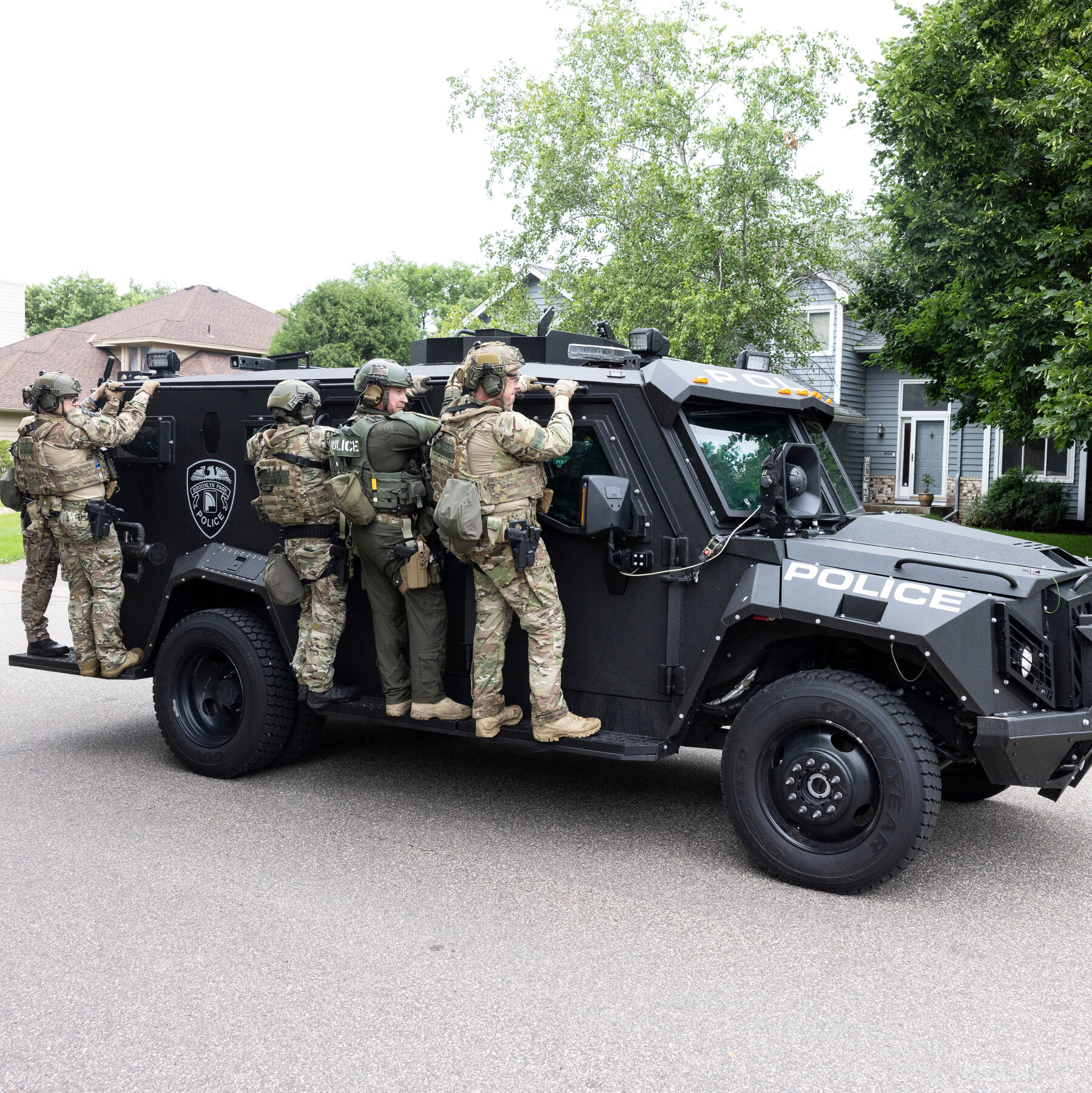 How a manhunt works, according to security experts.
