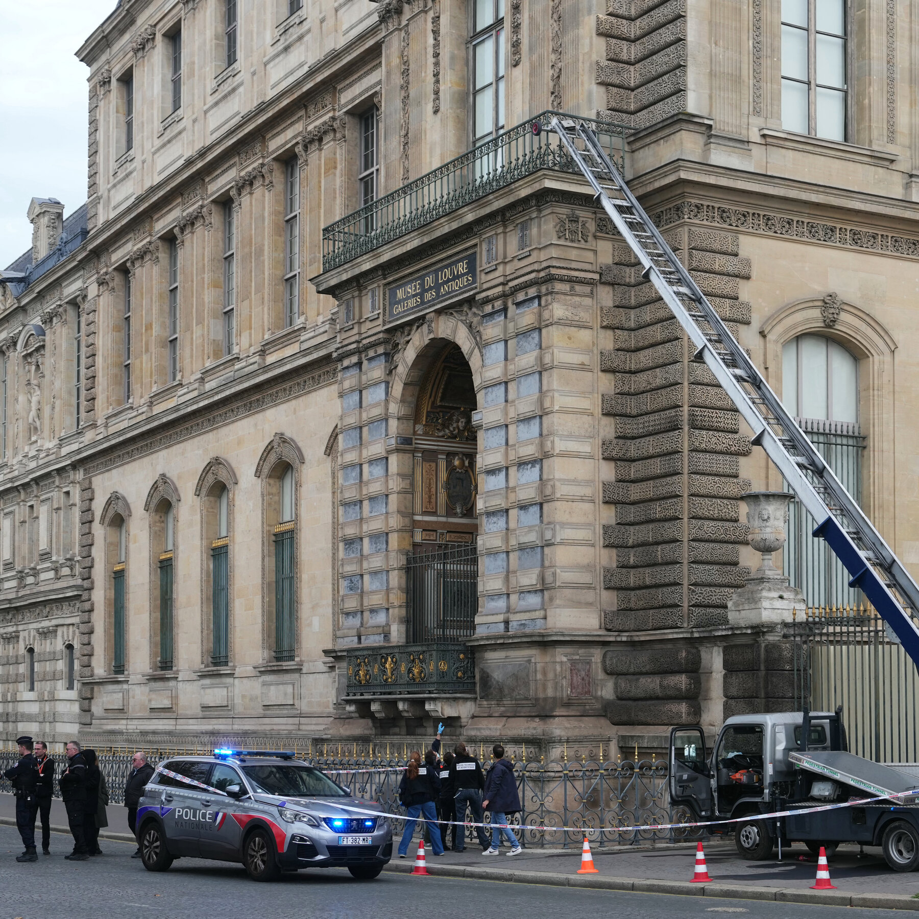 How the Louvre Thieves Did It