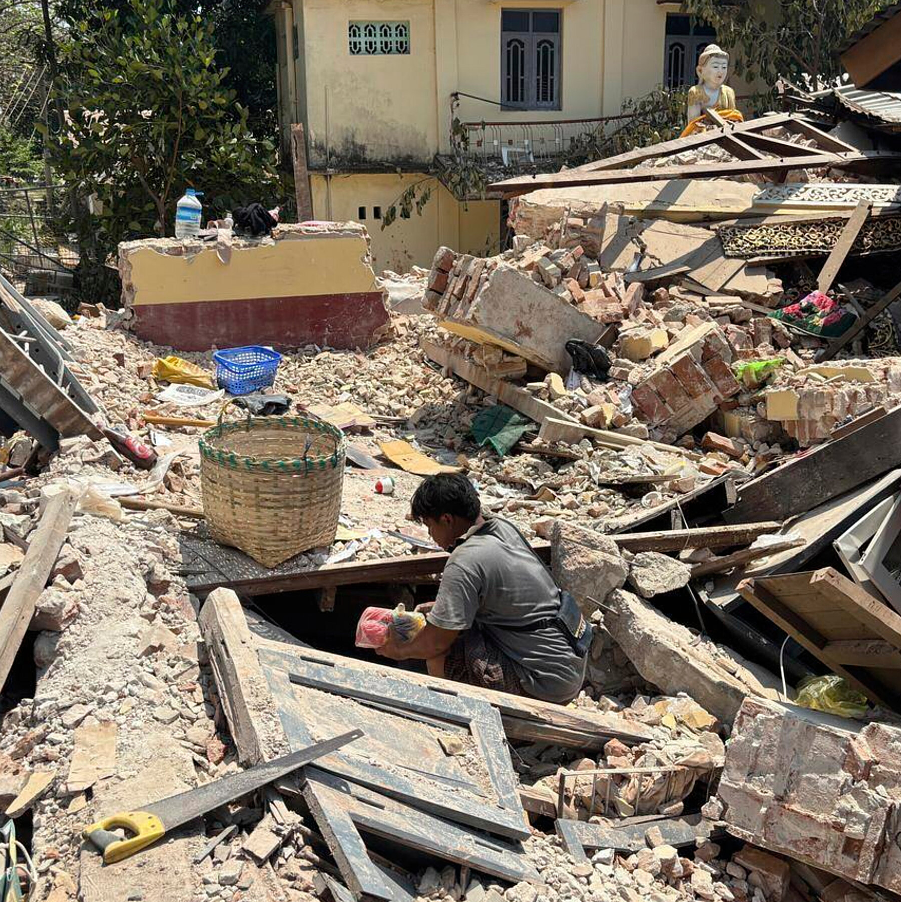 In Myanmar, Earthquake Aftershocks and Airstrikes Terrorize Residents
