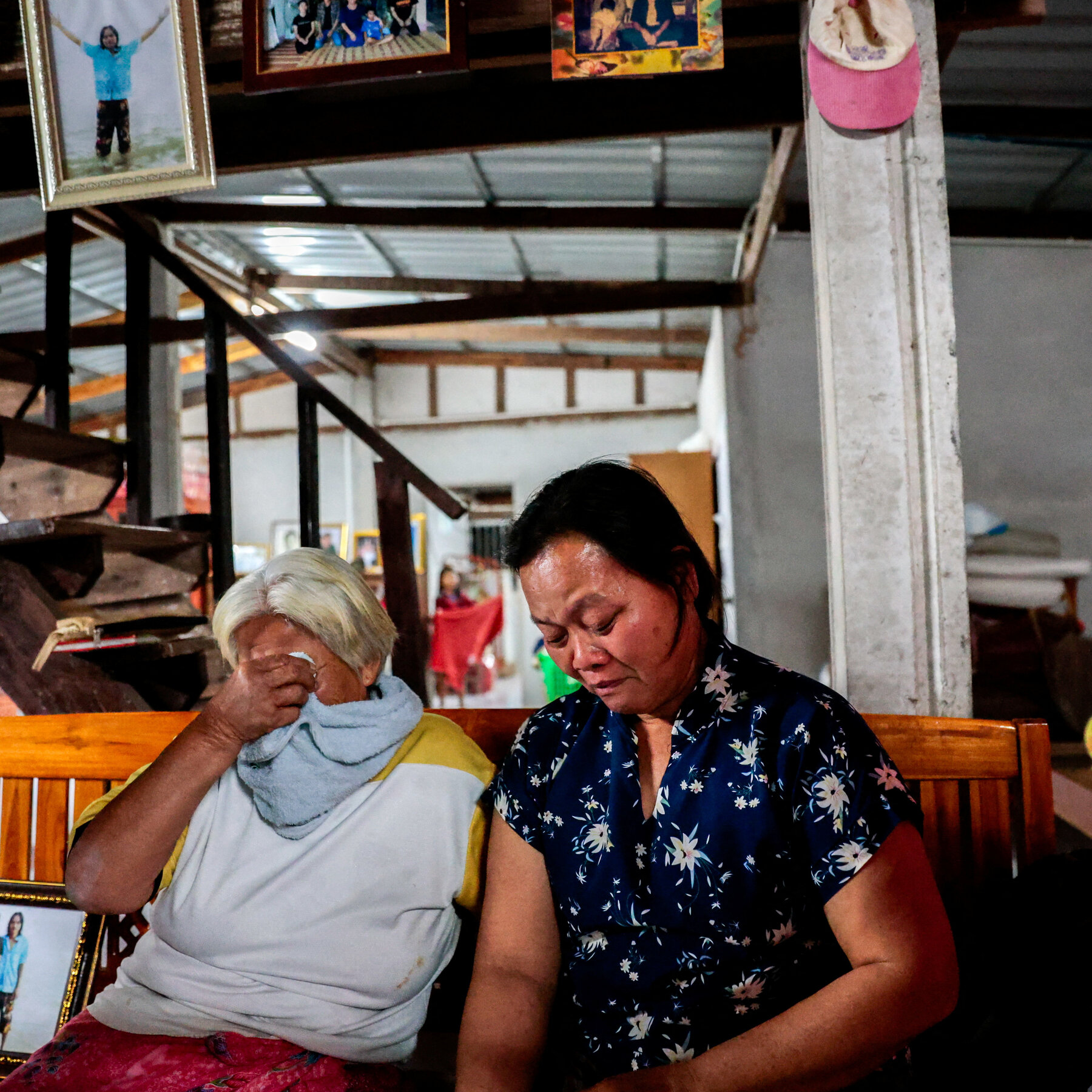 In Thailand, Faraway Vigil for Hostages Ends in Happy Tears