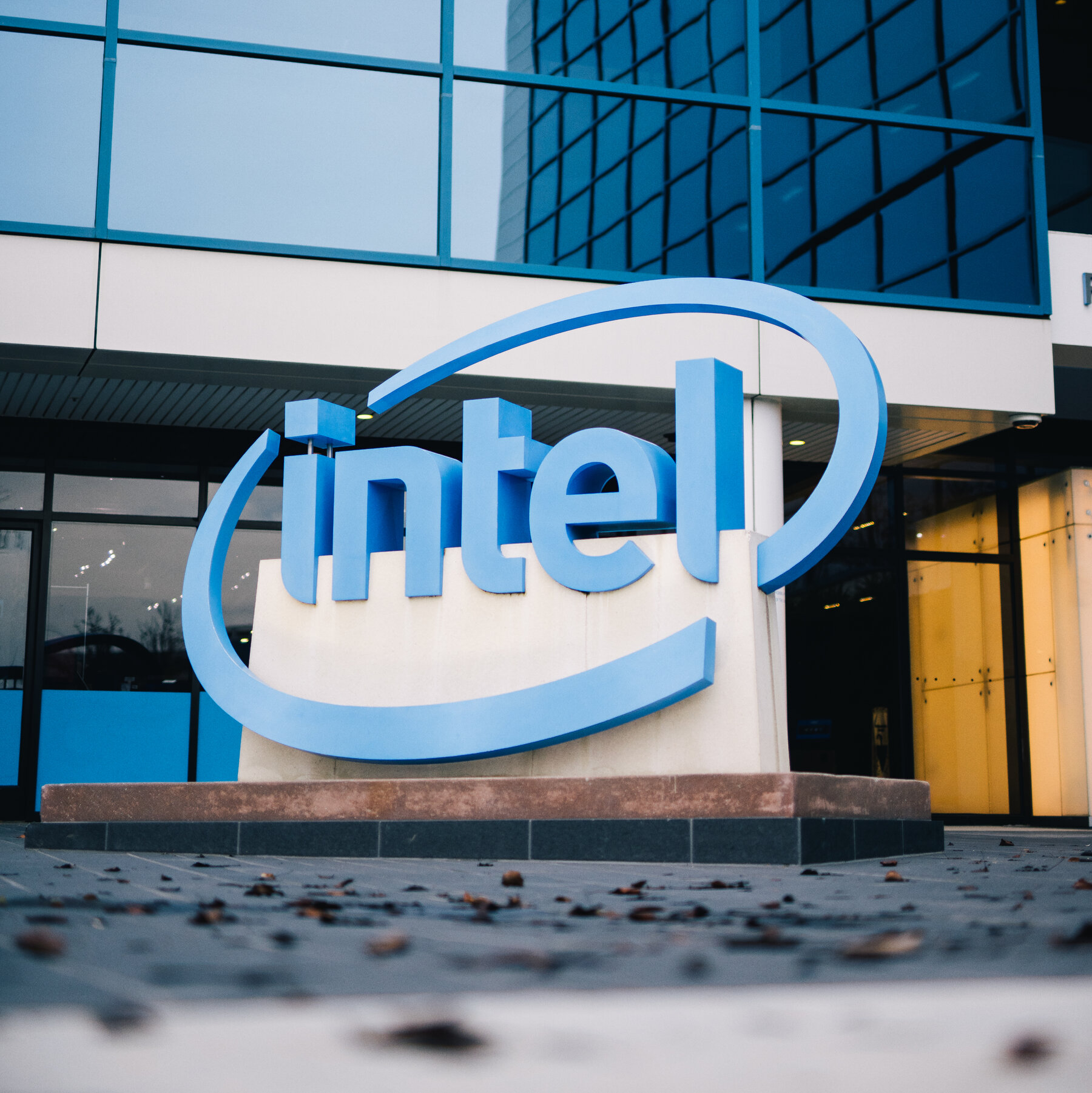 Intel Said to Seek Investment From Apple