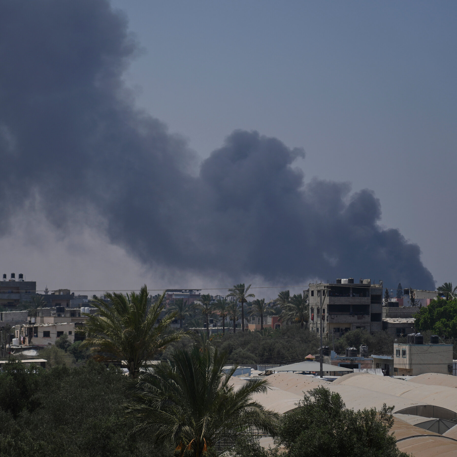 Israel Expands Attacks in Central Gaza City and Raids W.H.O. Offices