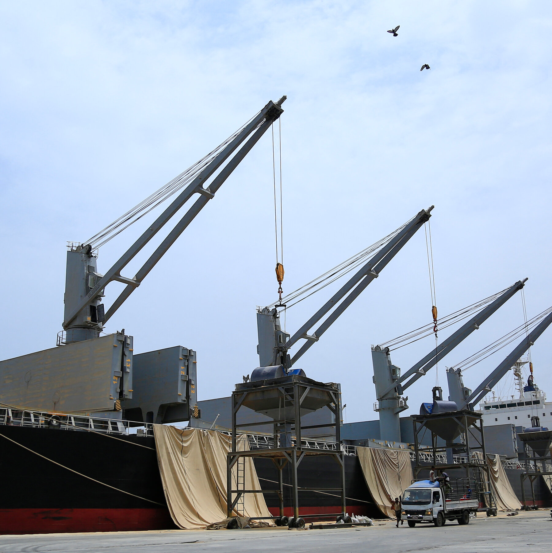 Israel Strikes Houthi Sites at Hudaydah Port amid Gaza City Assault