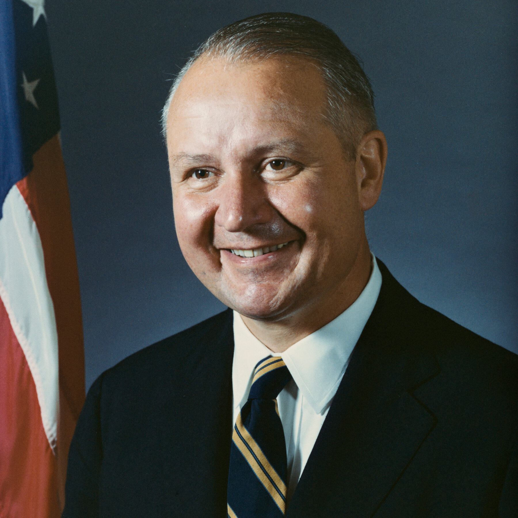 J. William Middendorf II, 81, Dies; Navy Secretary and Musical Diplomat