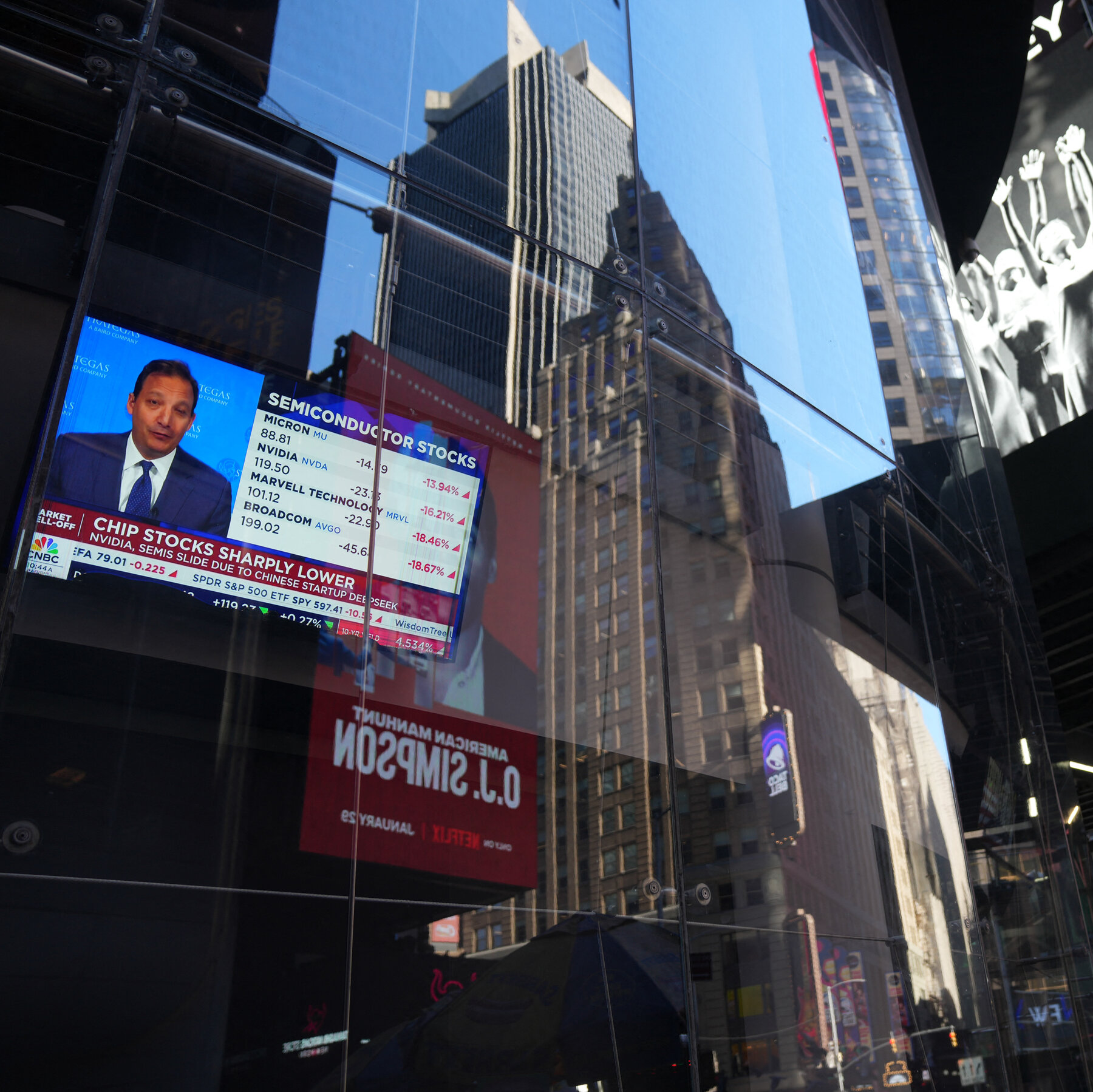 Japan Stocks Sink as Rout in Technology Shares Spreads to Asia