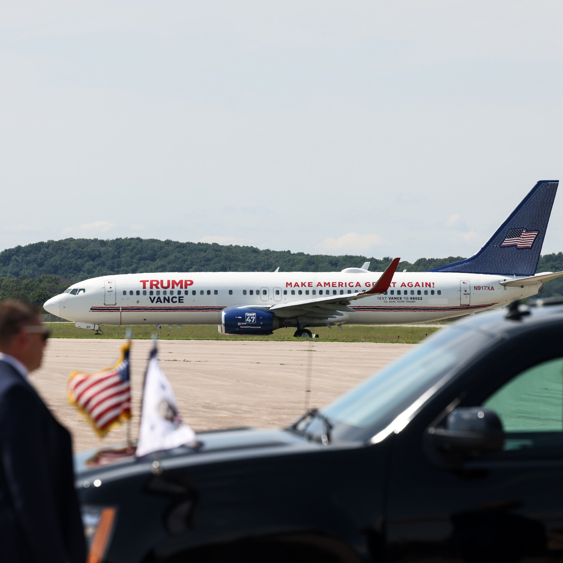 JD Vance’s Campaign Plane Is Being Used for Migrant Deportation Flights
