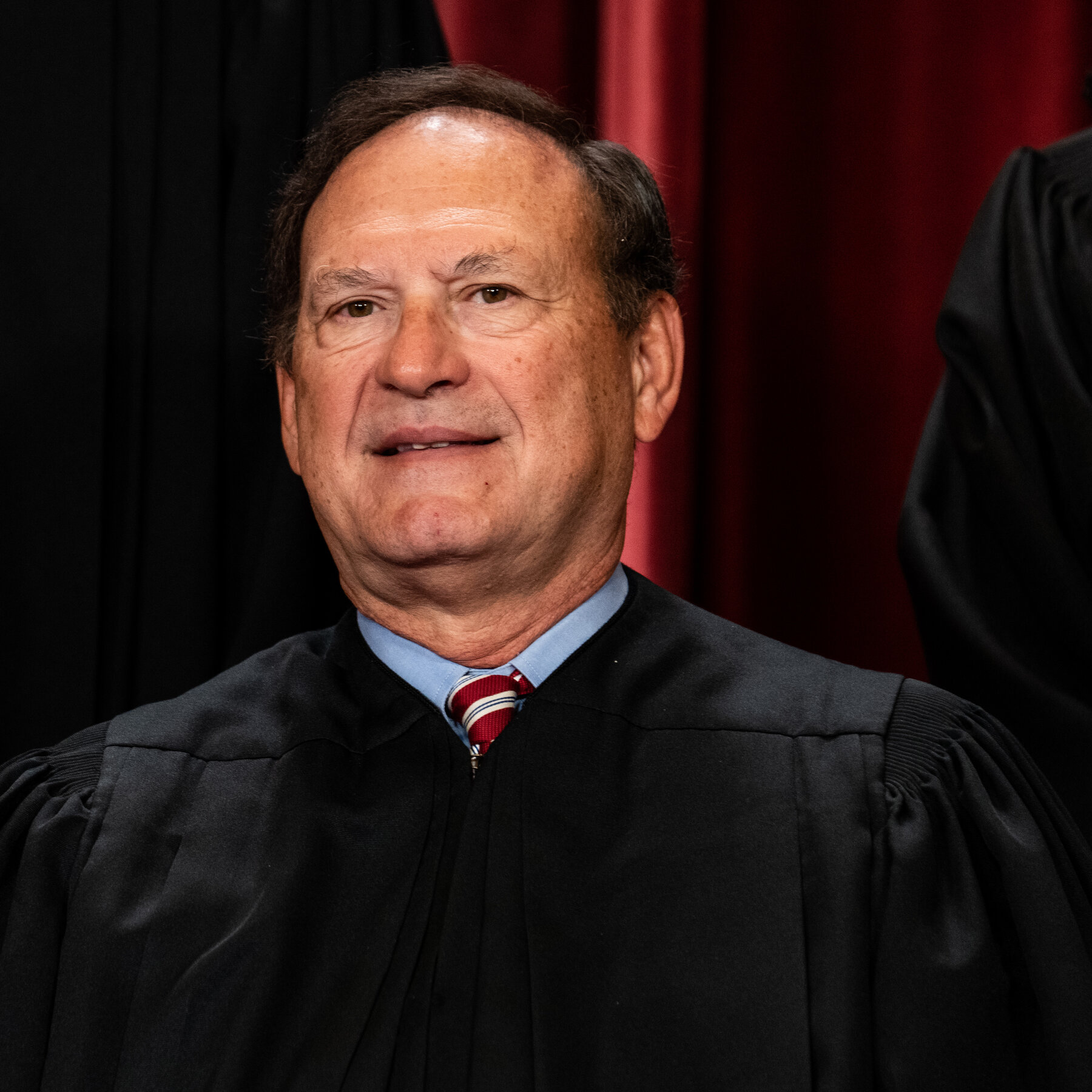Justice Alito Reports No Gifts, 1 Trip and an Active Stock Portfolio