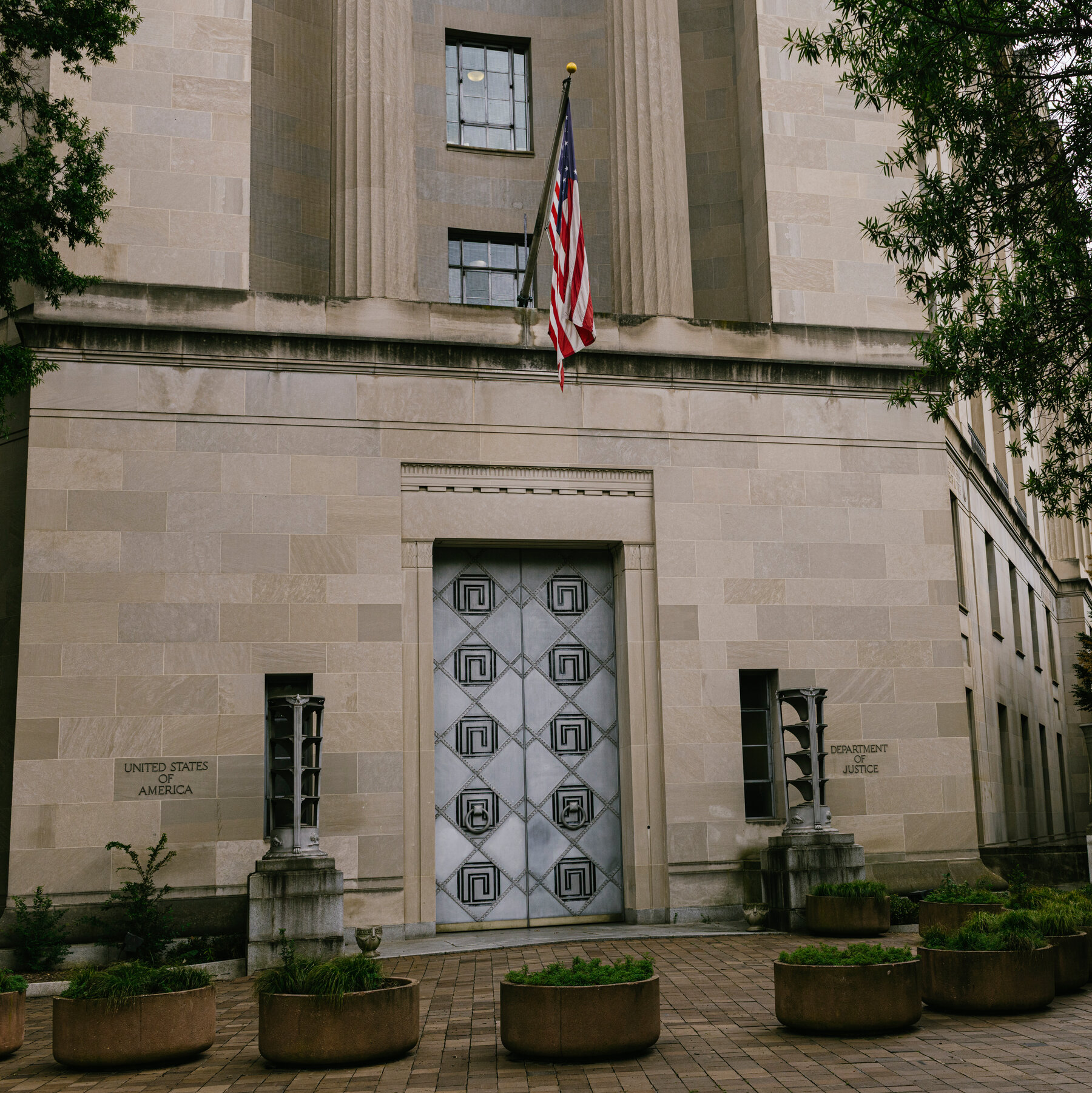 Justice Dept. Reaches Out to Ghislaine Maxwell, a Longtime Epstein Associate
