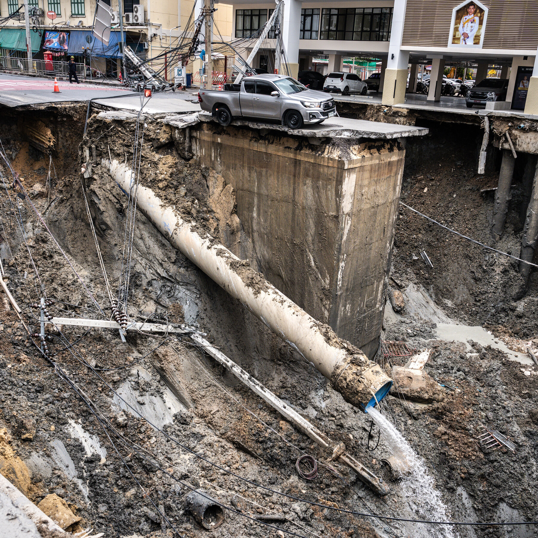 Large Hole Swallows Road in Bangkok After a Subway Tunnel Collapses