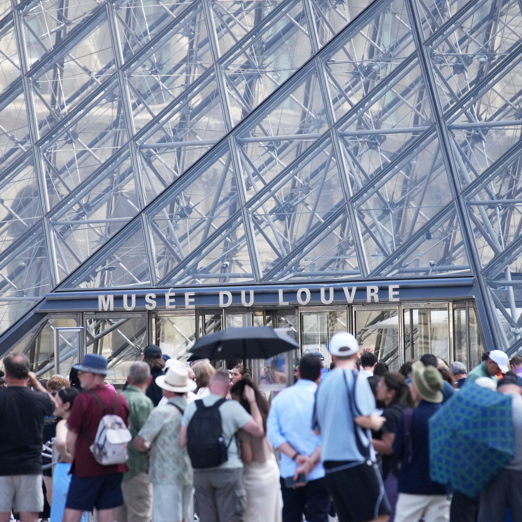 Louvre Staff’s Work Stoppage Shutters Museum for Hours