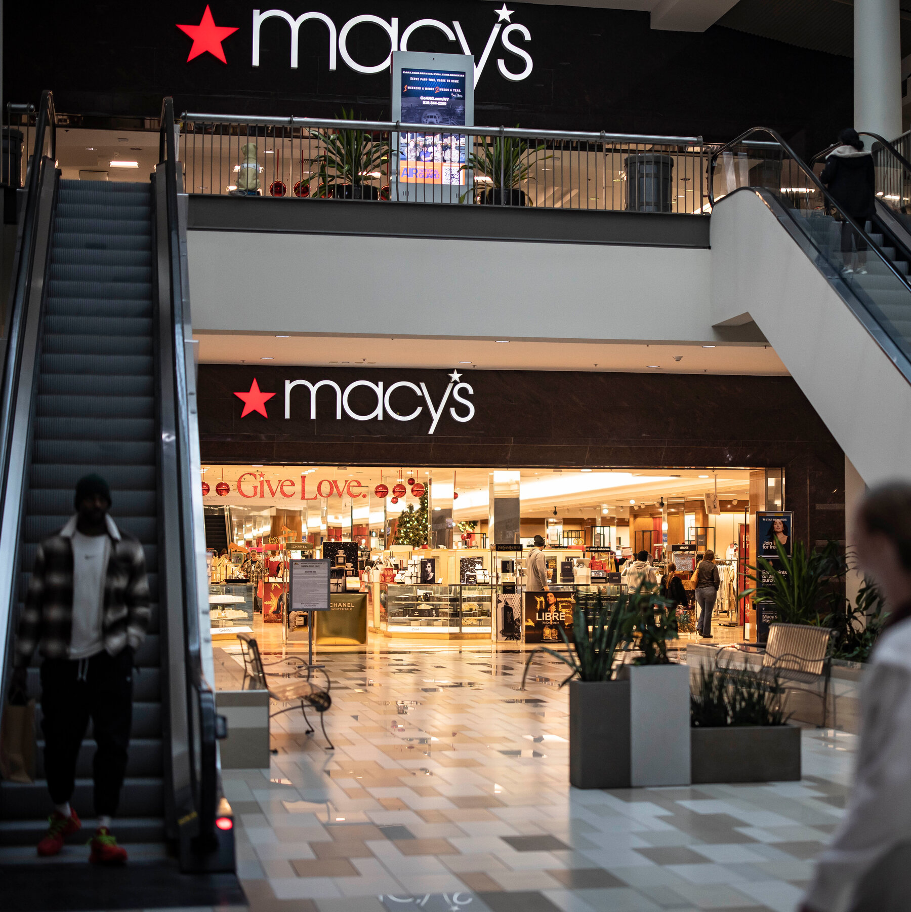 Macy’s Signals a Rocky Year Ahead as Trade War Looms