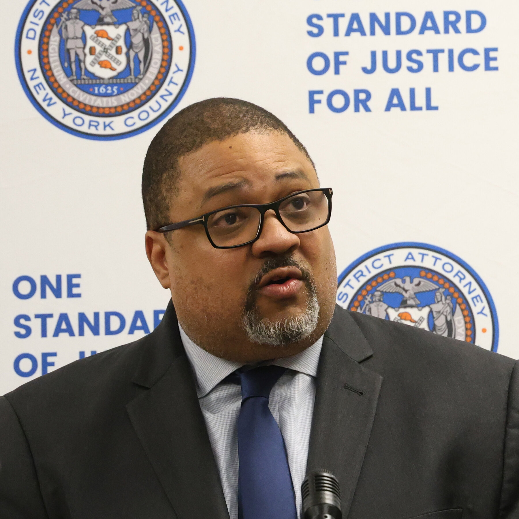 Manhattan Democrats Will Weigh Tenure of District Attorney in Primary