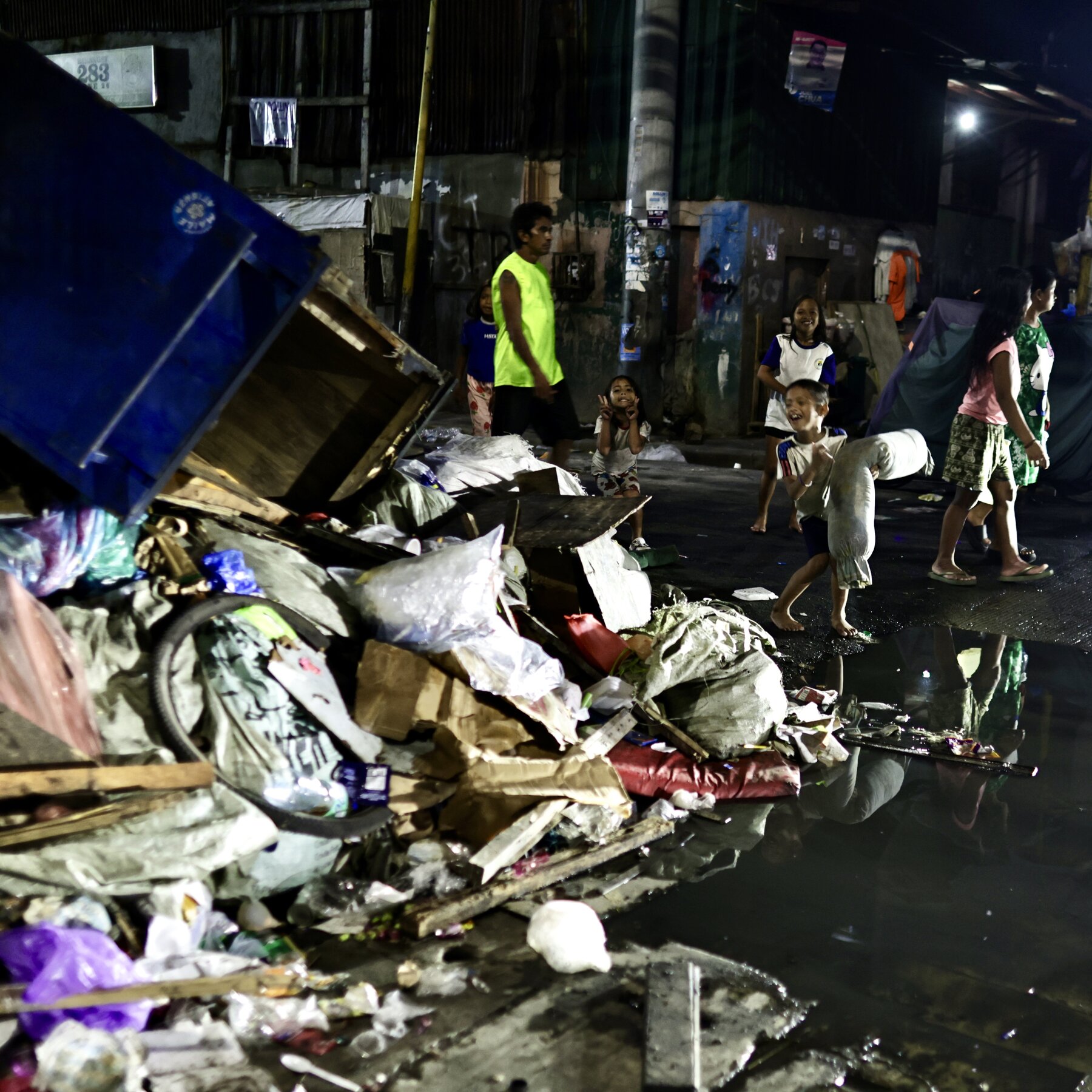 Manila’s Mayor Returns to Office to Face Mountains of Trash