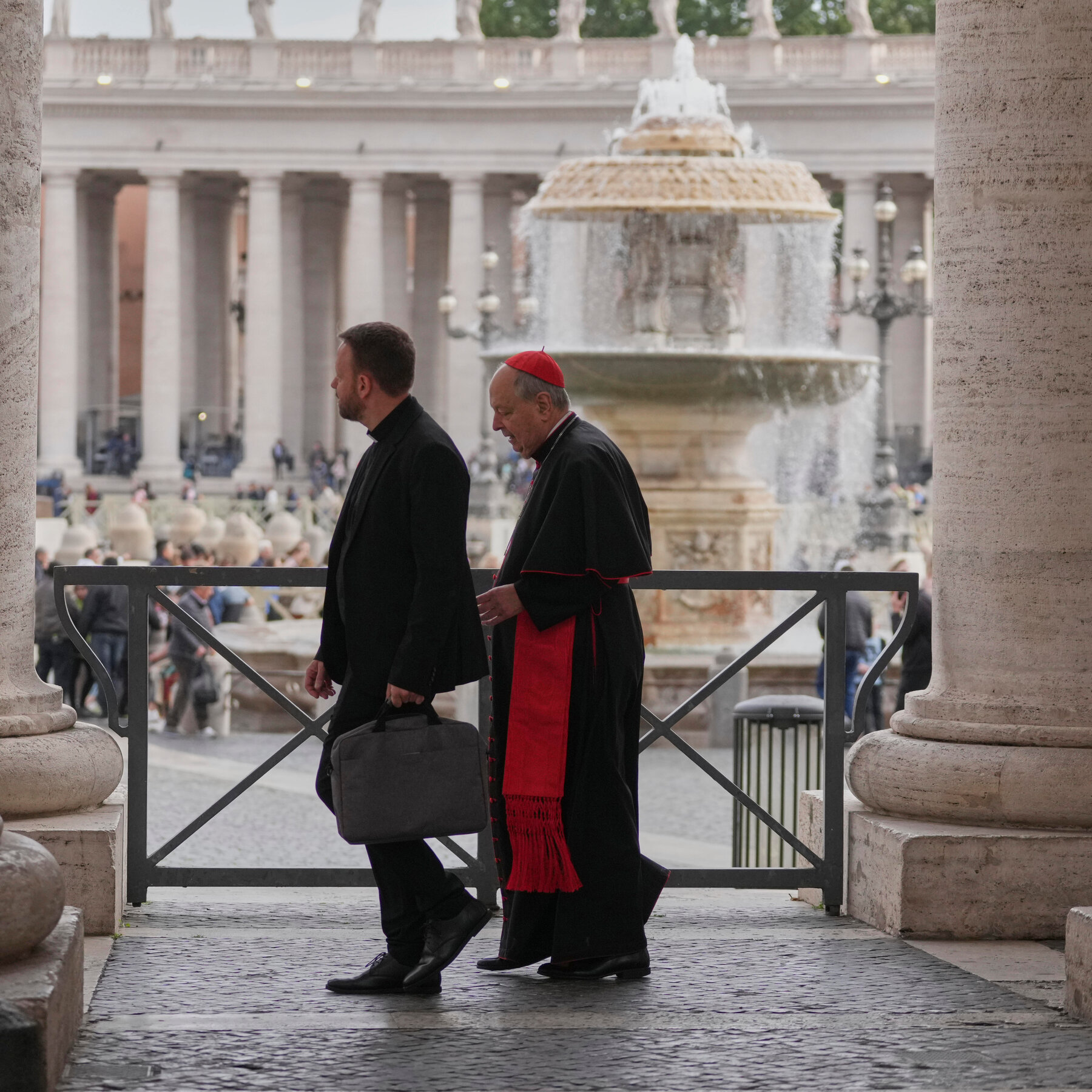 Mourners Pay Respect to Pope Francis as Cardinals Fine Tune Funeral Plans