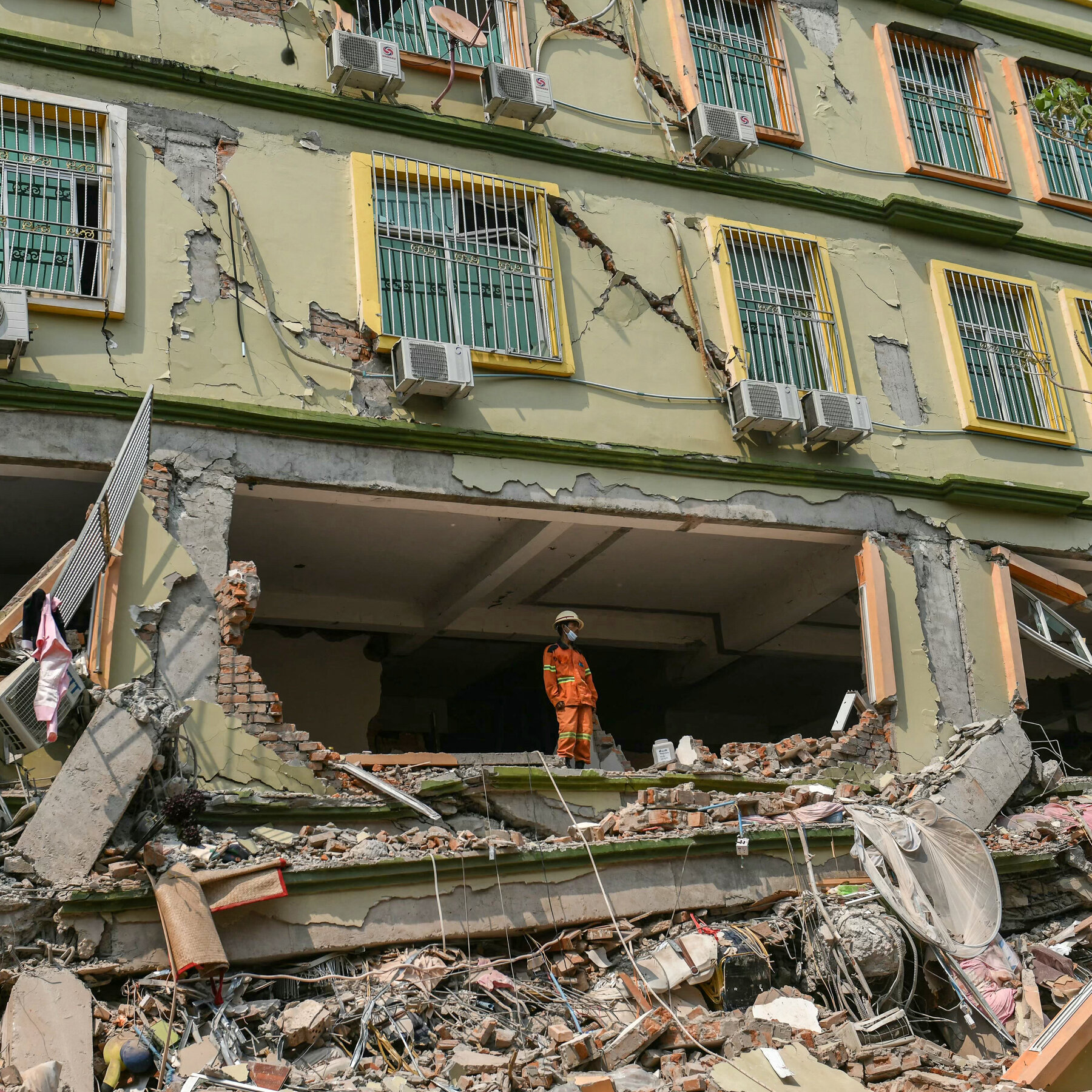 Myanmar Earthquake Toll Surpasses 1,600 Dead Amid Search for Survivors