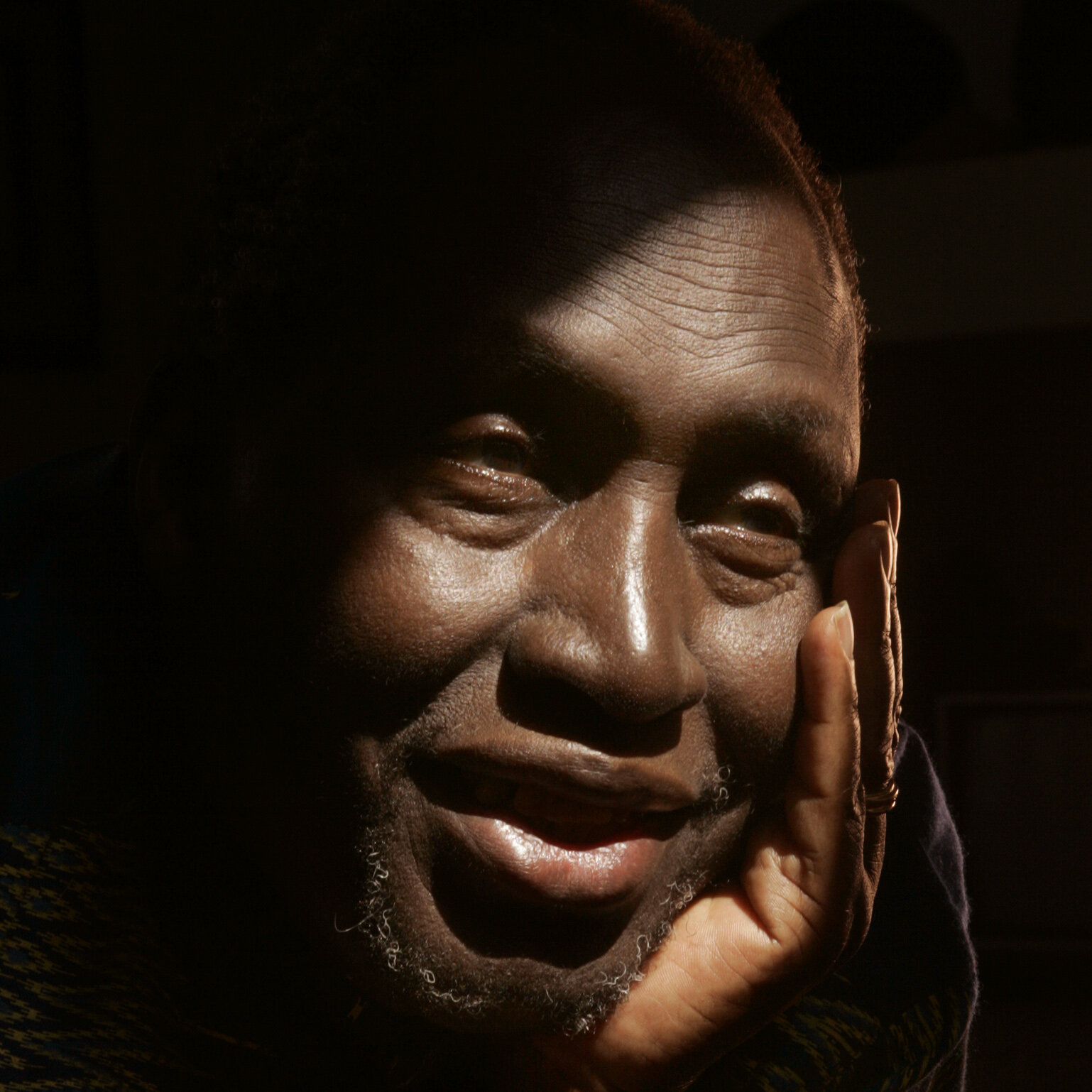 Ngugi wa Thiong’o, Writer Who Condemned Colonists and Elites, Dies at 87