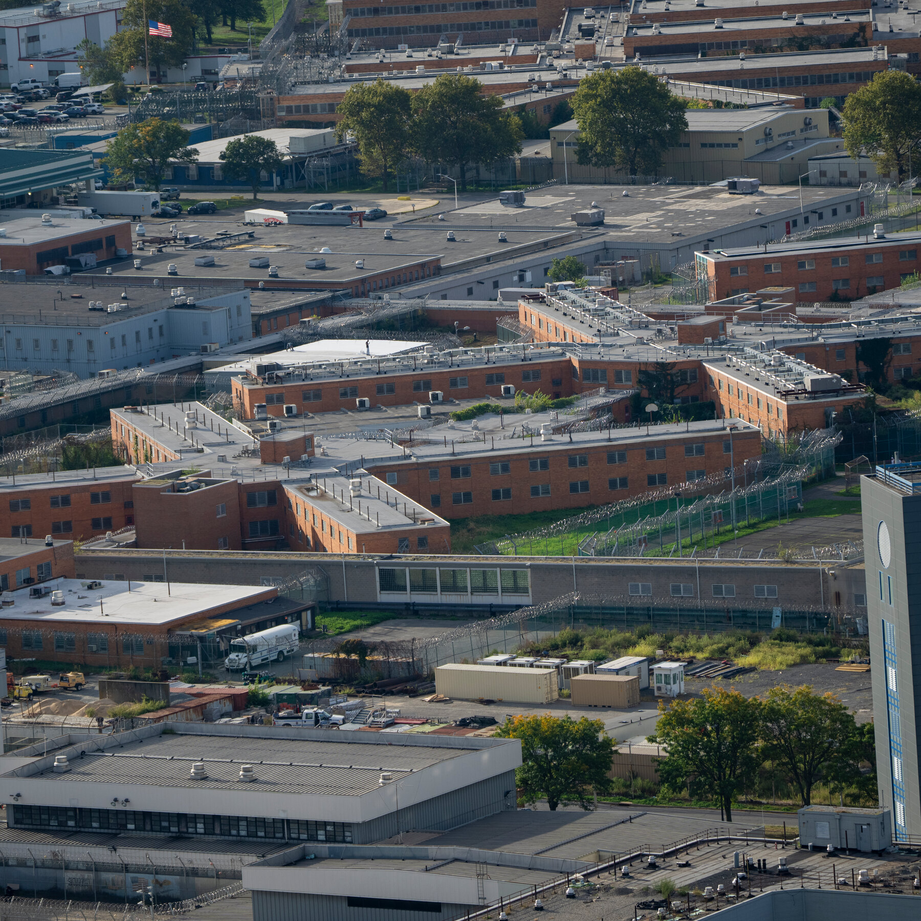 N.Y.C. Jail Official Broke Sanctuary Laws by Helping D.H.S., Report Says