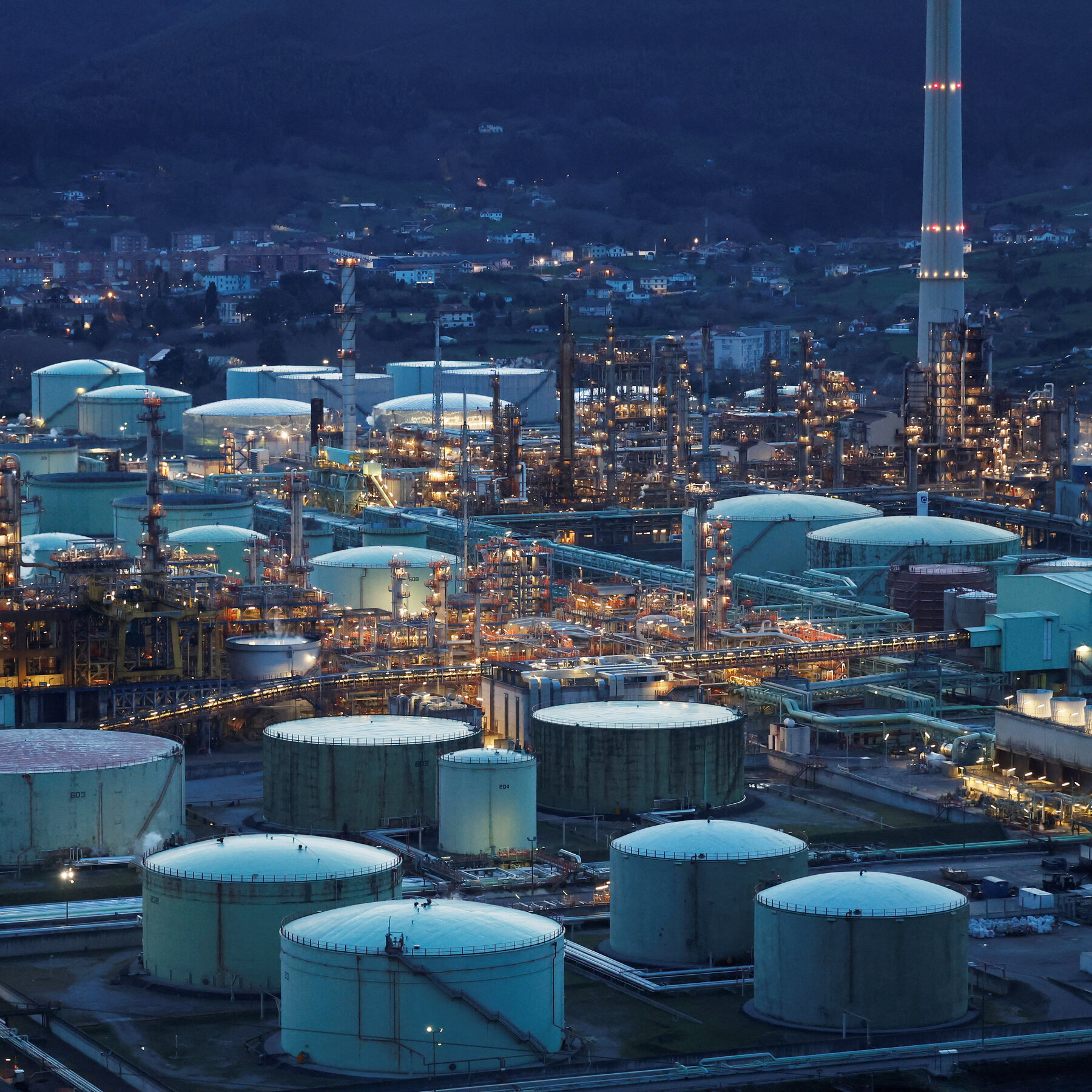 Oil Prices Drop on Trump’s Tariffs and OPEC Increases